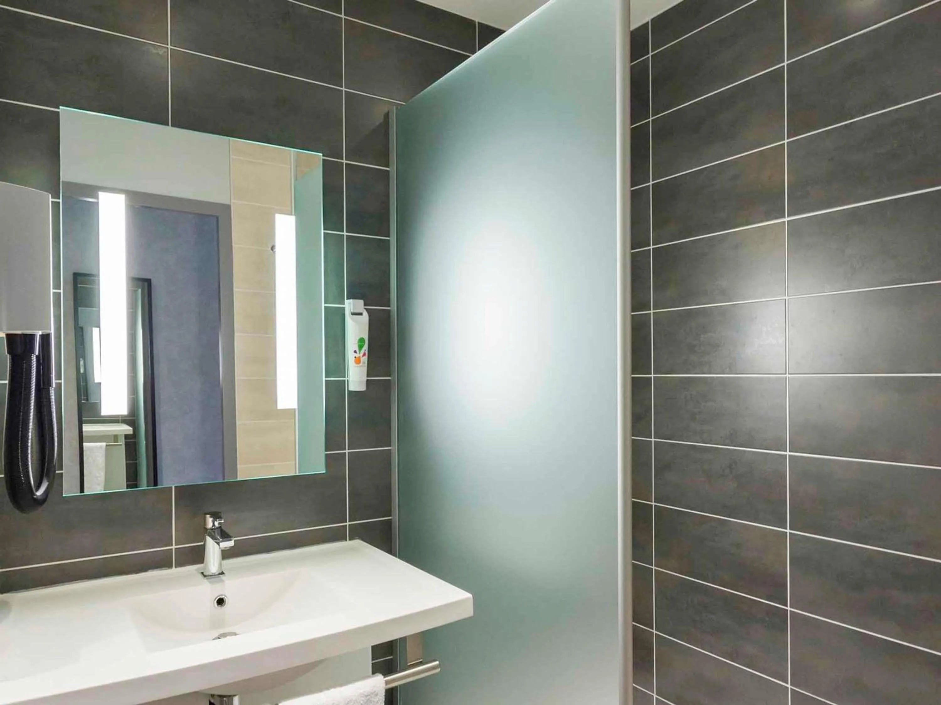 Bedroom in ibis Styles Vierzon