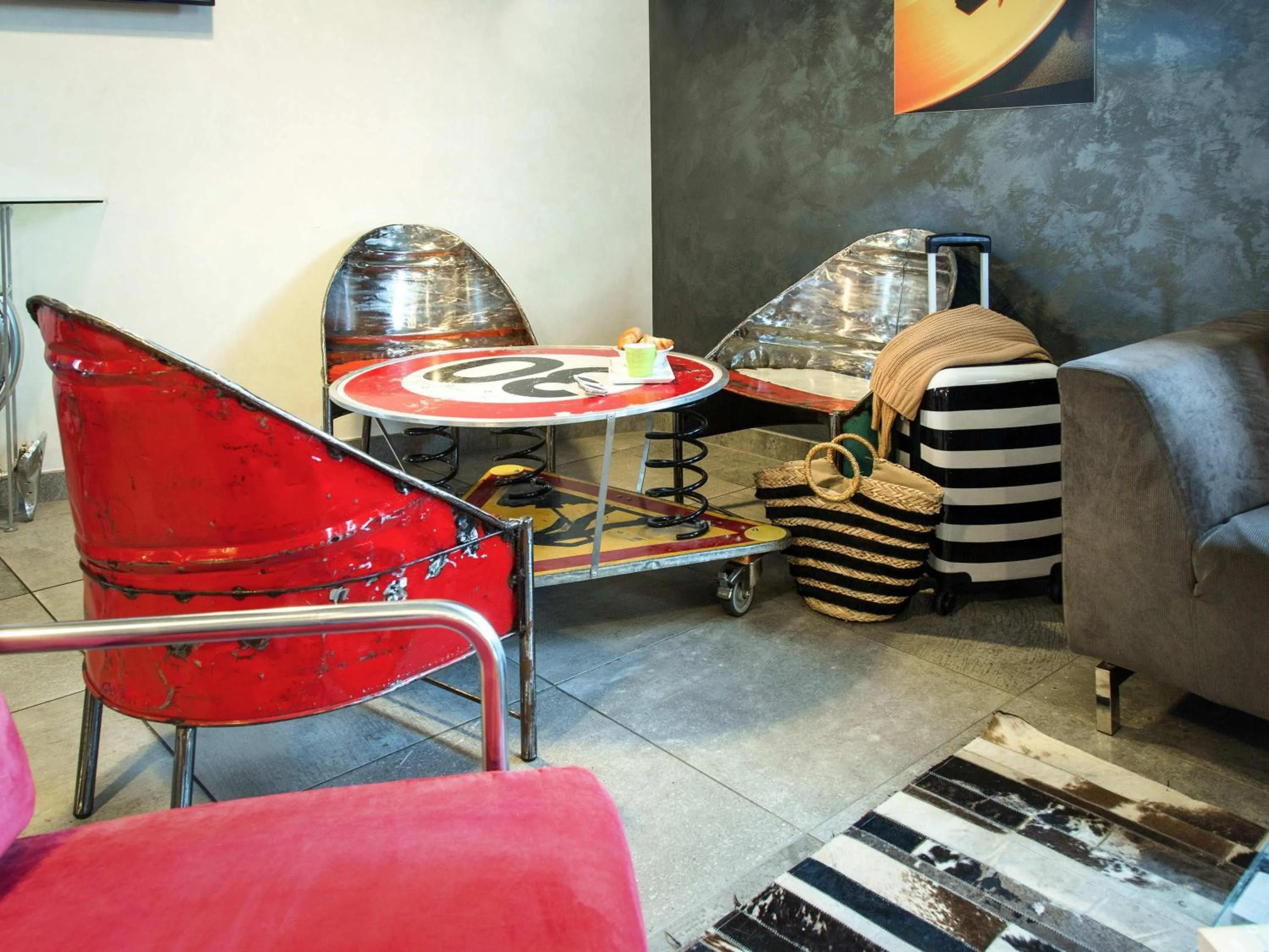 Lounge or bar in ibis Styles Vierzon