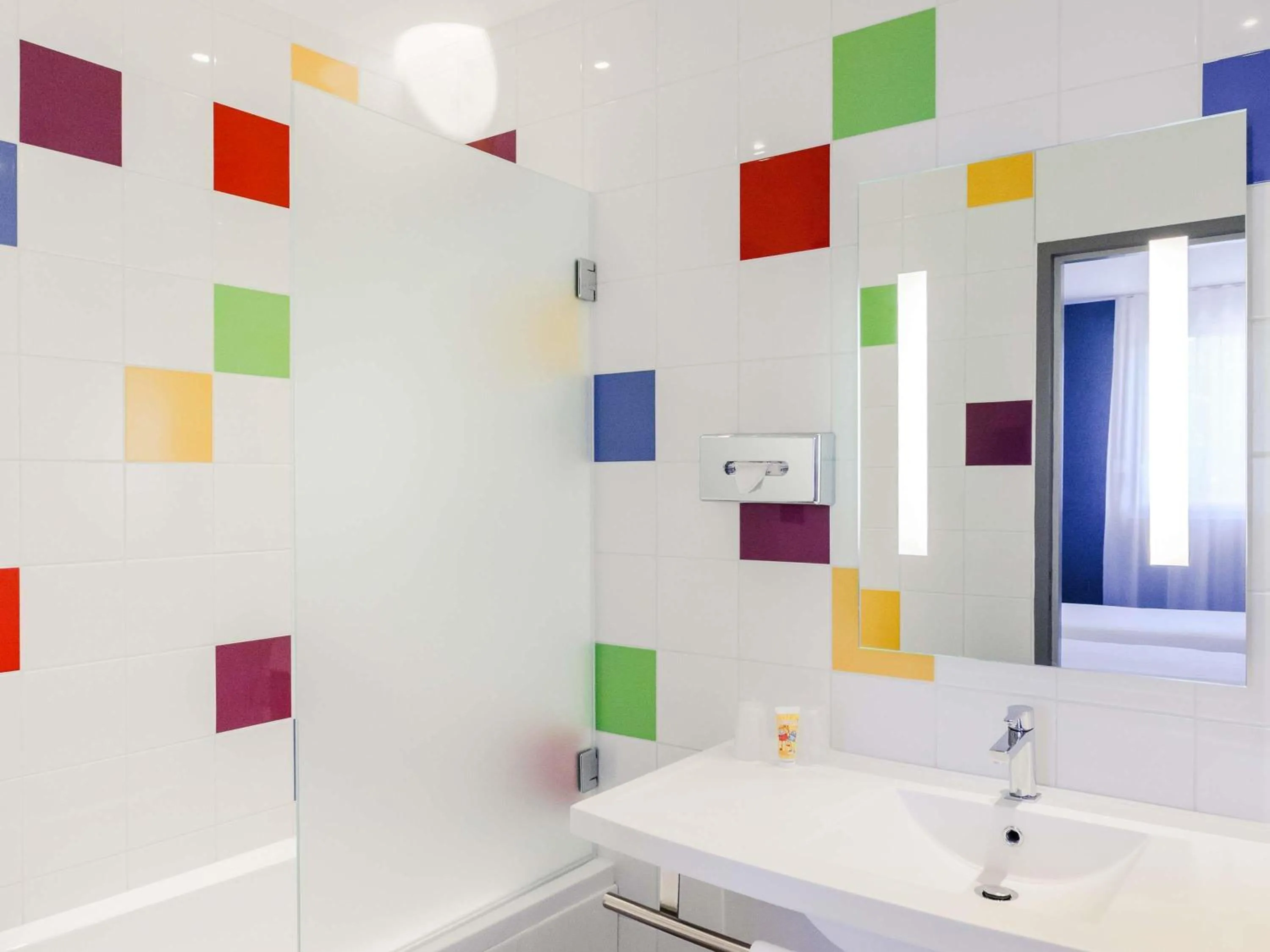 Bedroom in ibis Styles Vierzon