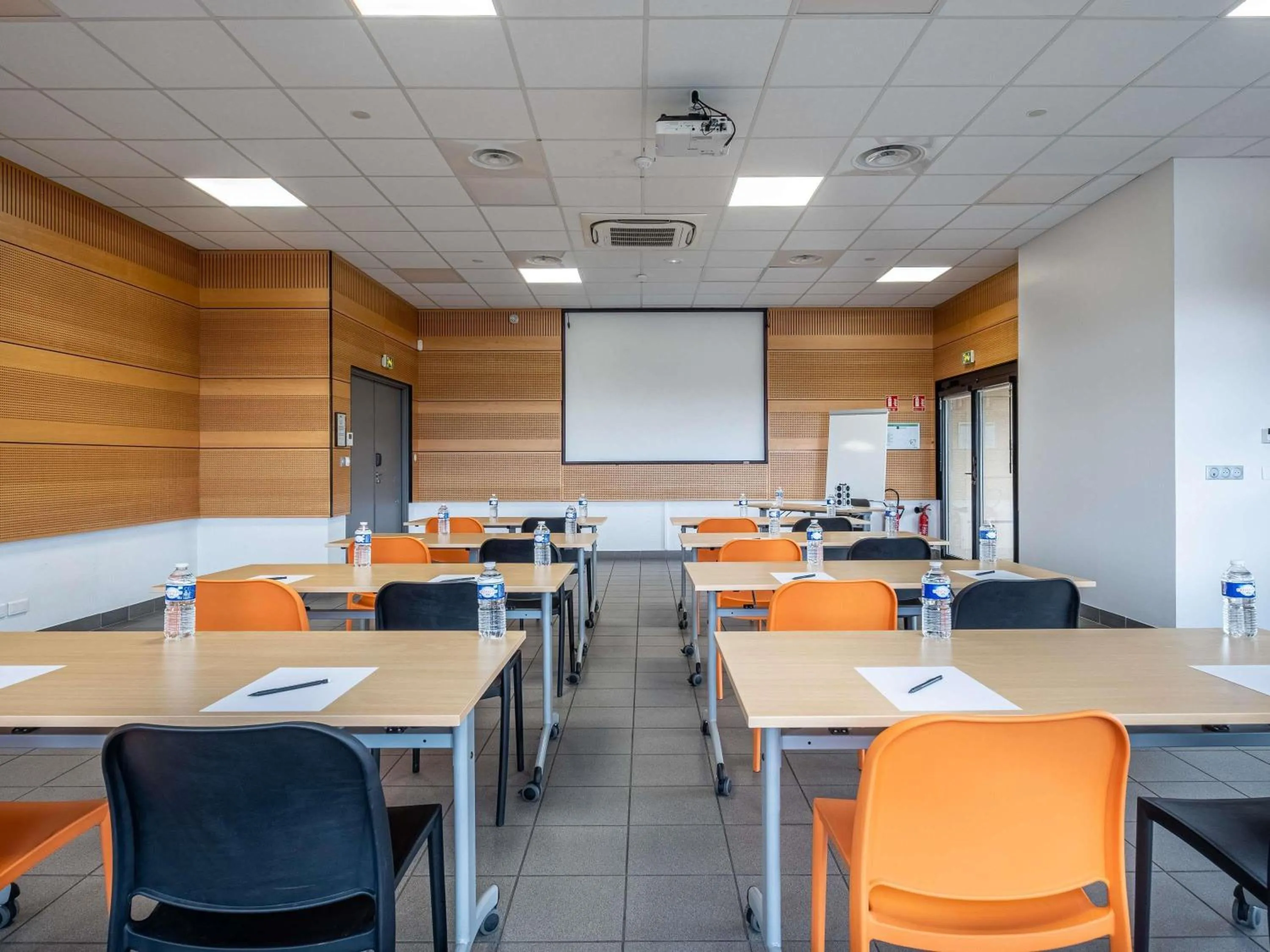 Meeting/conference room in ibis Styles Vierzon