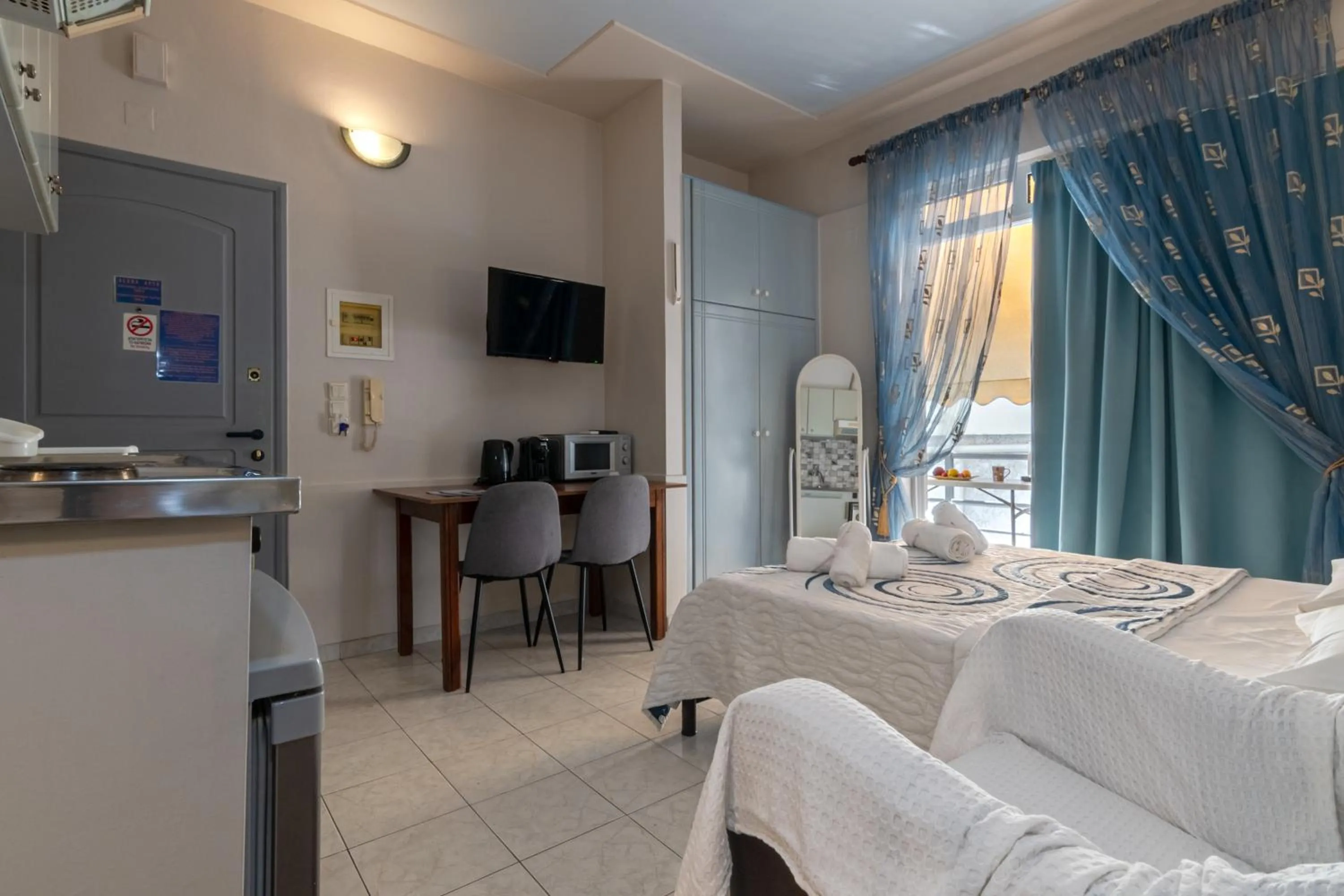 TV and multimedia, Bed in Alena Apartments