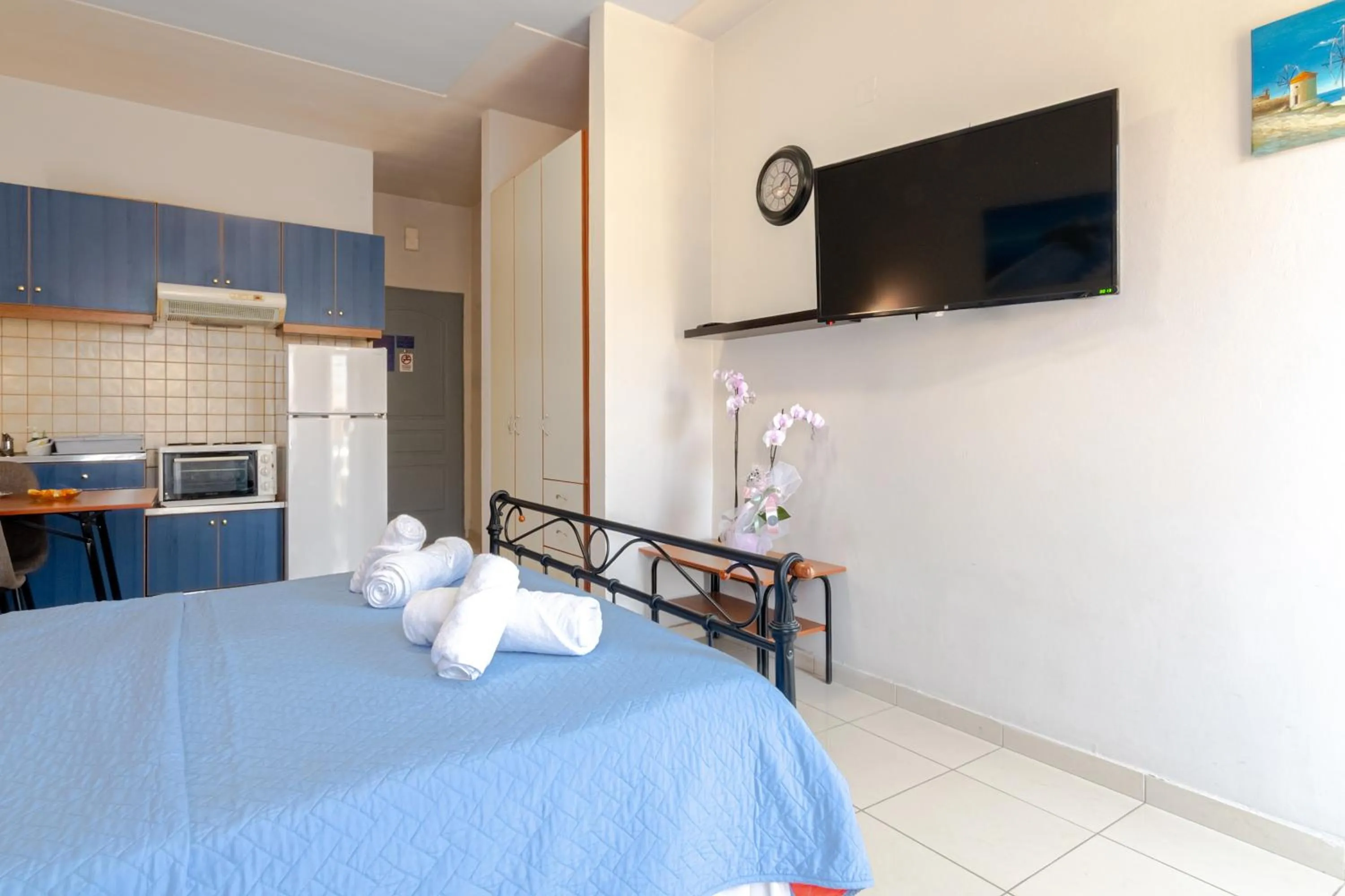 TV and multimedia, Bed in Alena Apartments