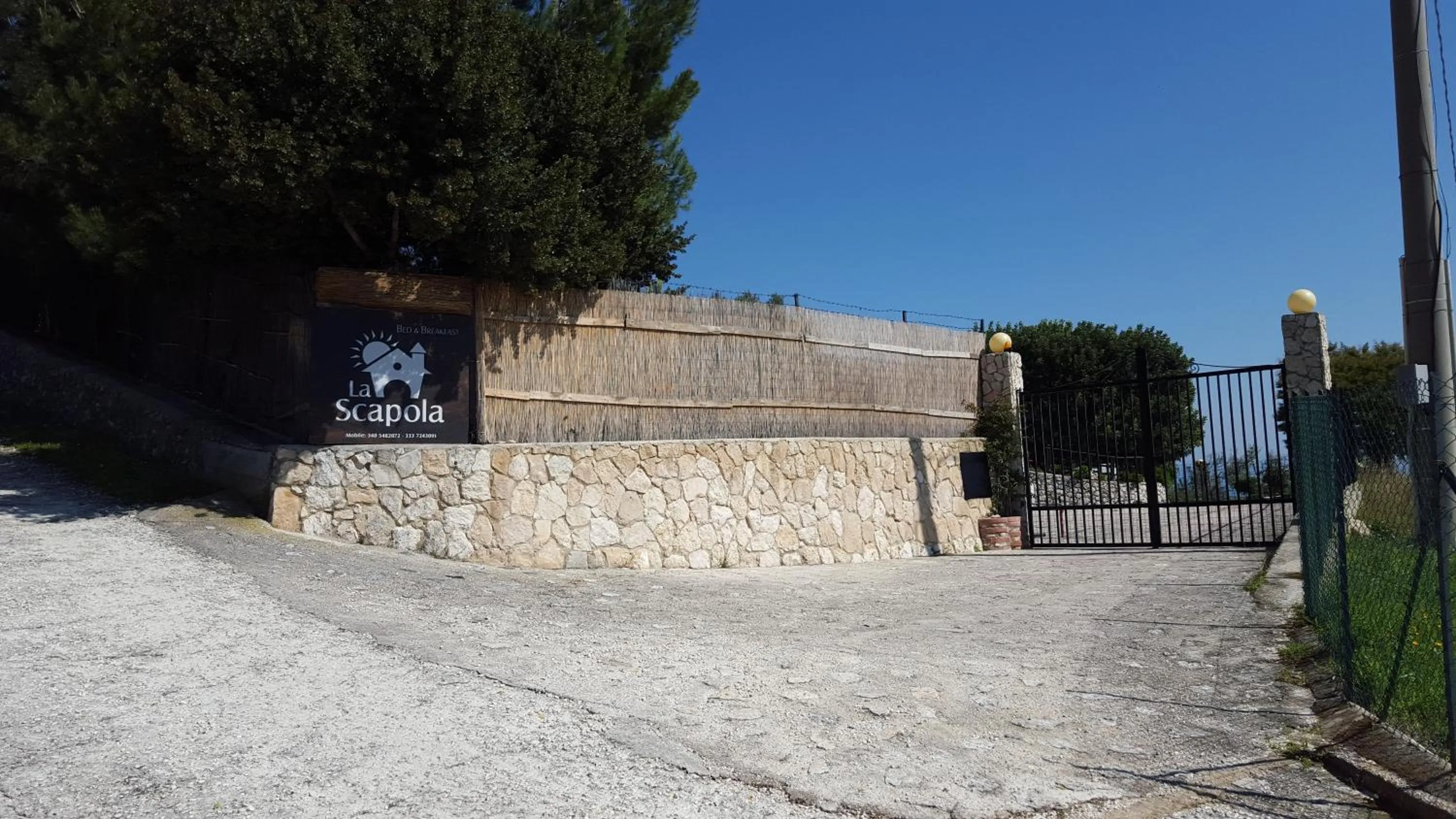 Facade/entrance in B&B La Scapola