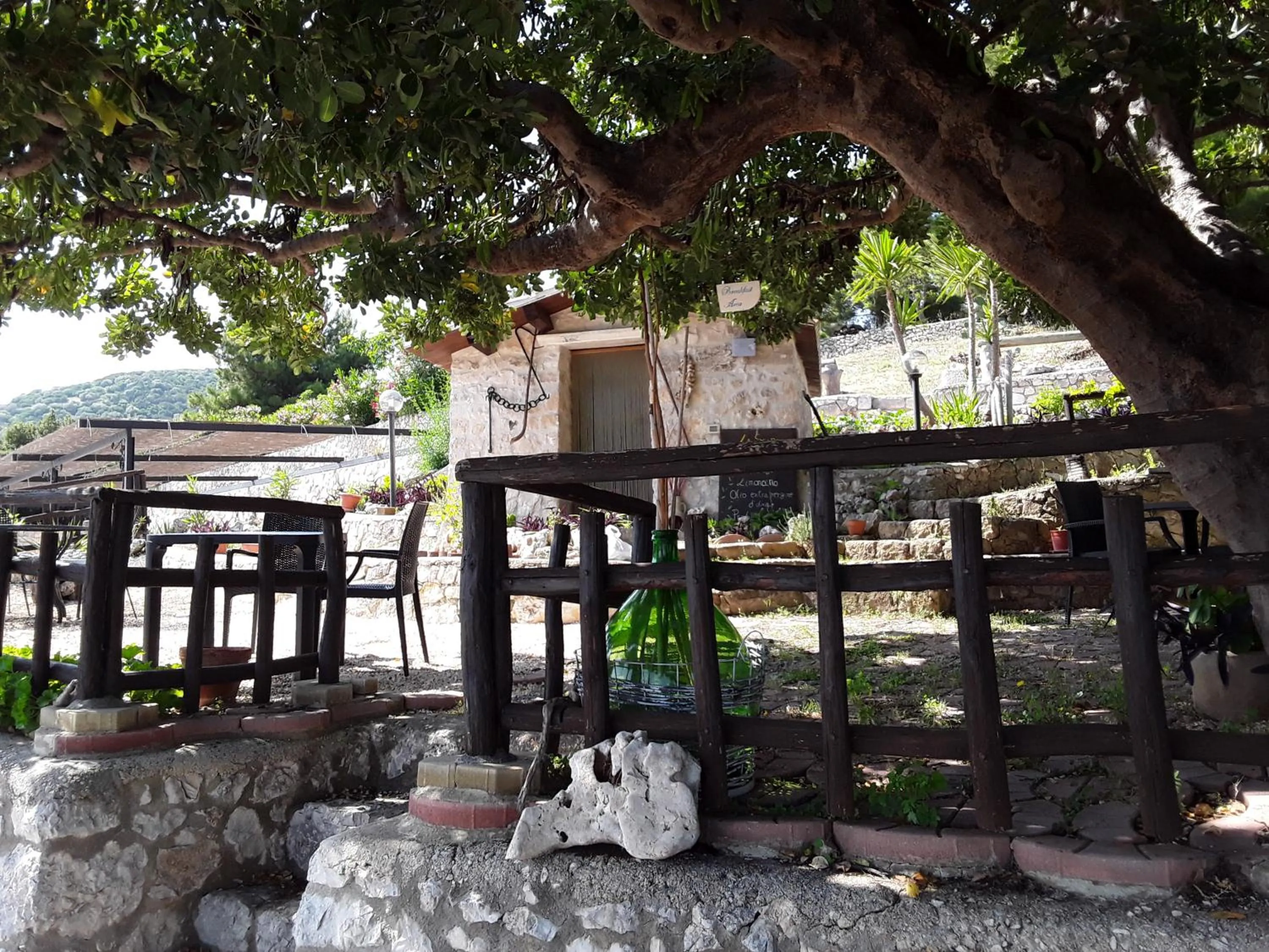 Garden view in B&B La Scapola