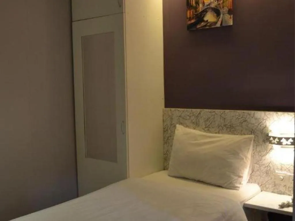 Bed in BLUEMOON BOUTIQUE HOTEL