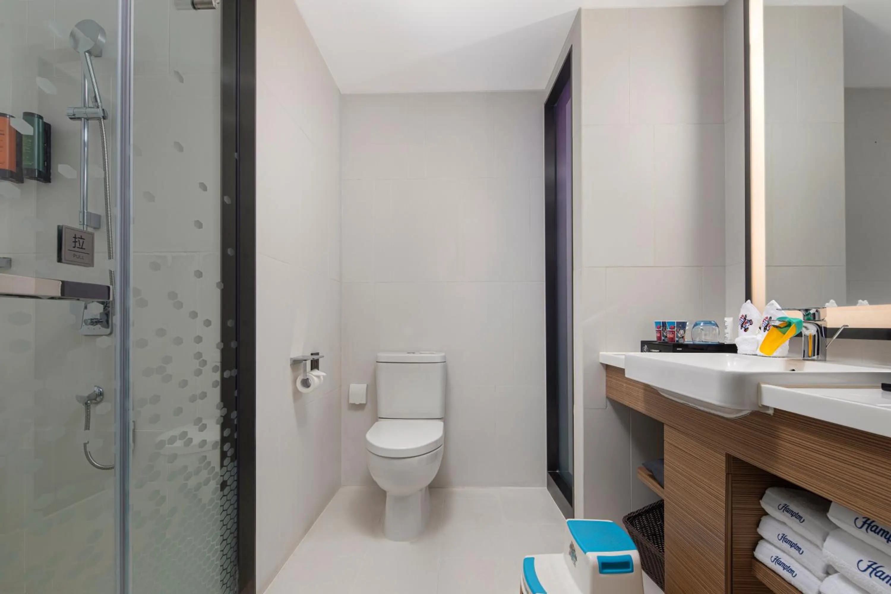 Shower in Hampton by Hilton Chengdu Wuhou Waishuannan