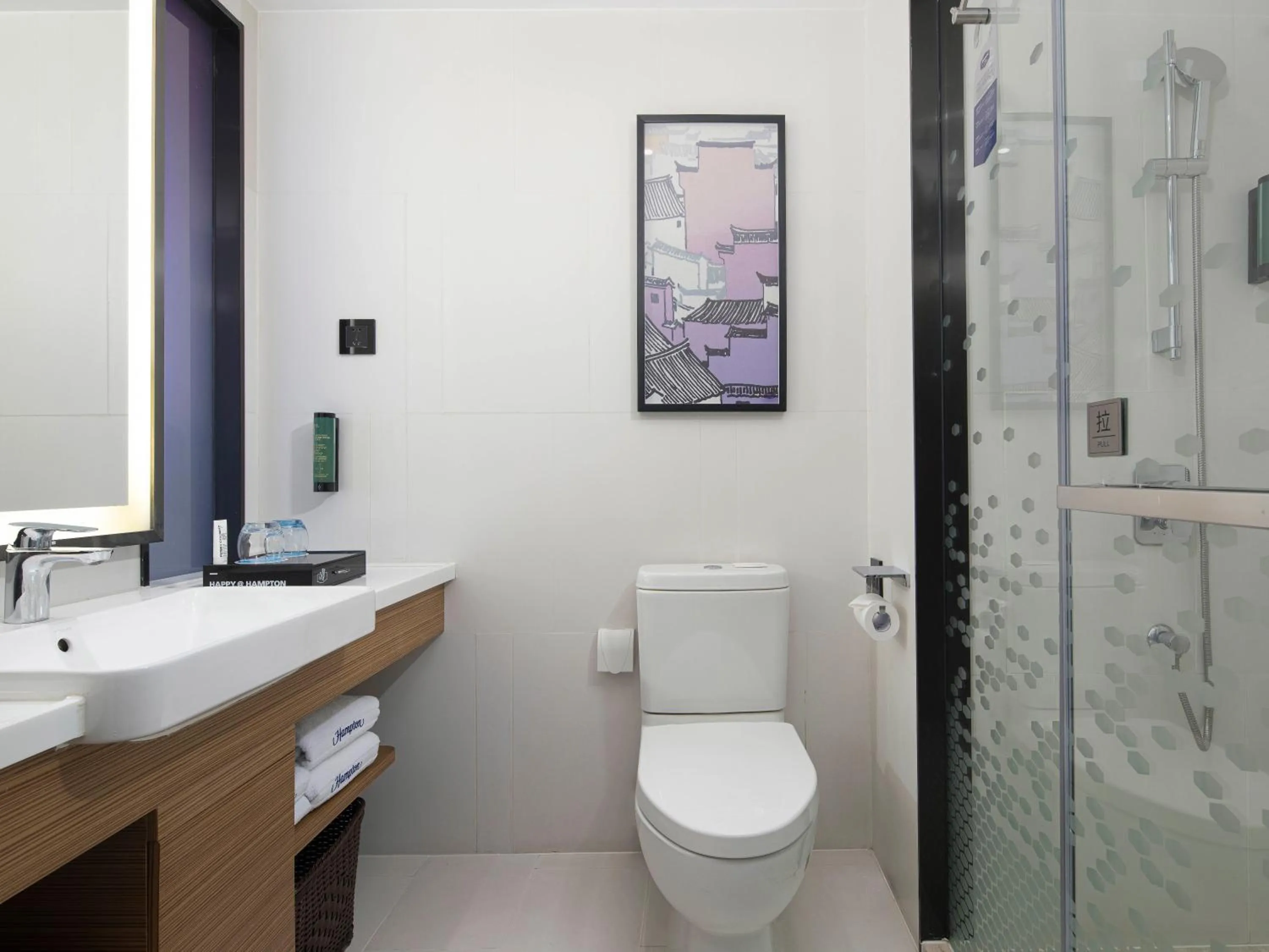 Toilet in Hampton by Hilton Chengdu Wuhou Waishuannan