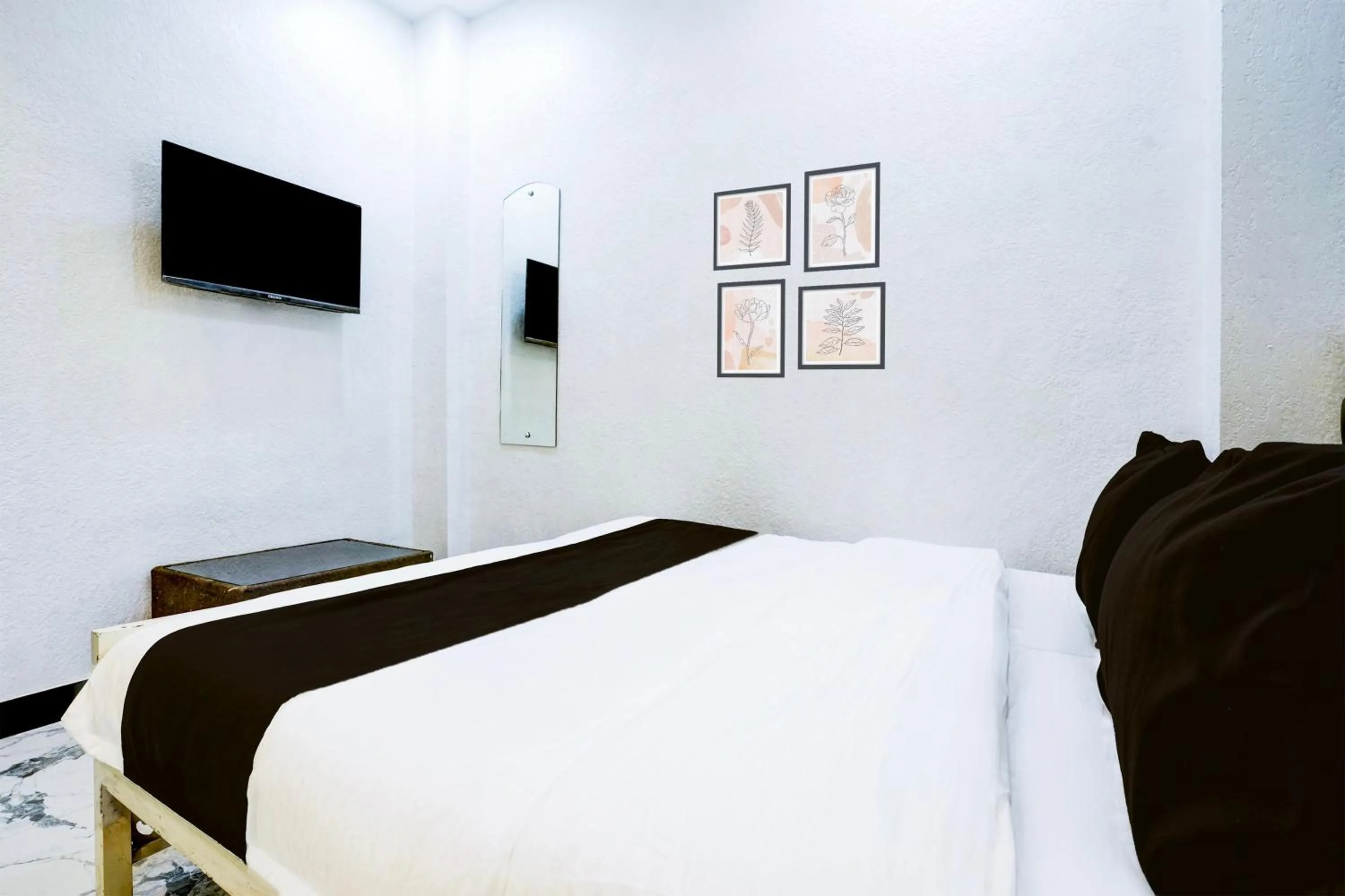 Bedroom, Bed in Super Hotel O Khar East Near Railway Station