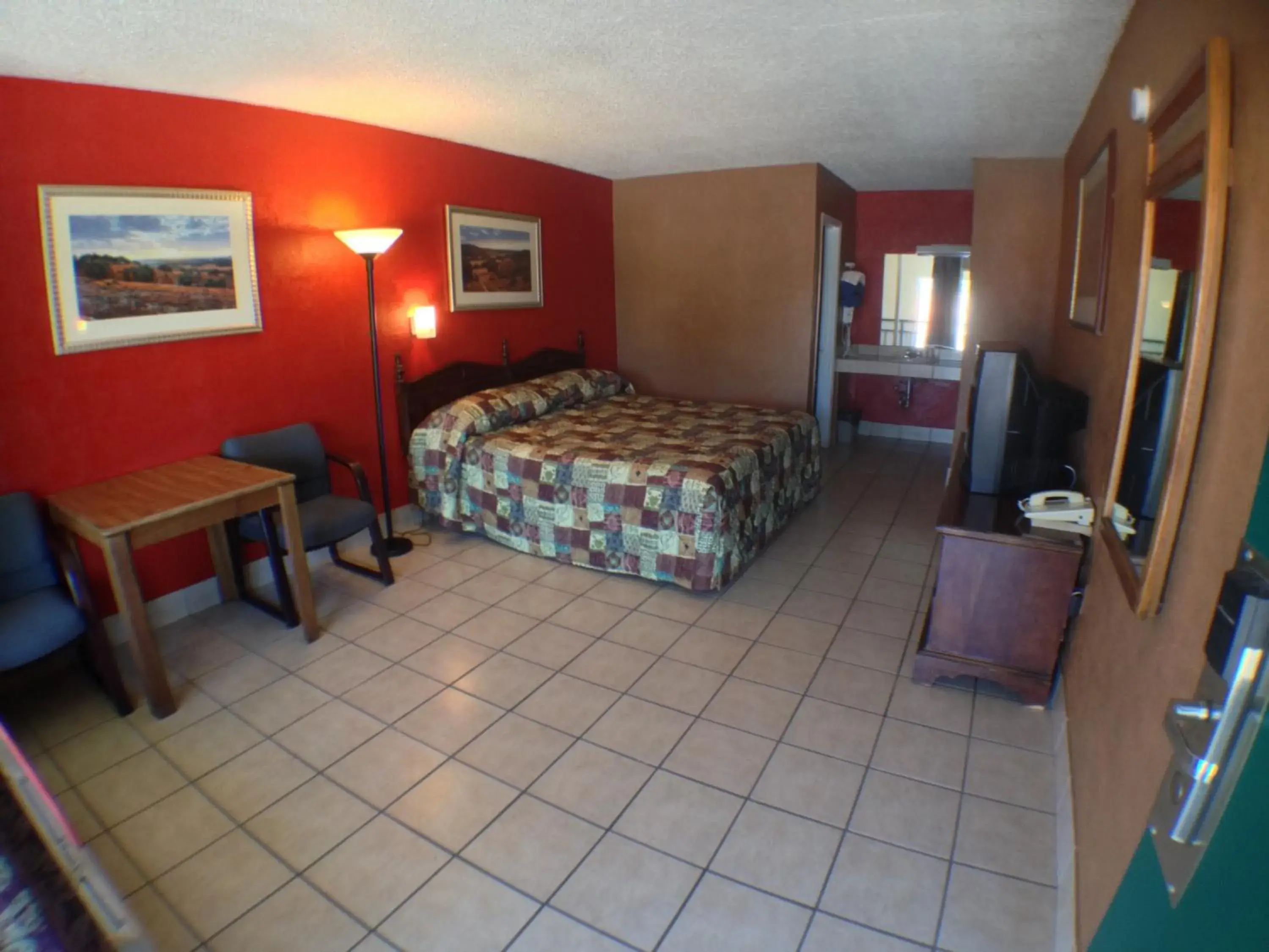 Deluxe Room - single occupancy - Non-Smoking in Budget Inn Motel Deluxe Room - single occupancy - Non-Smoking in Budget Inn Motel