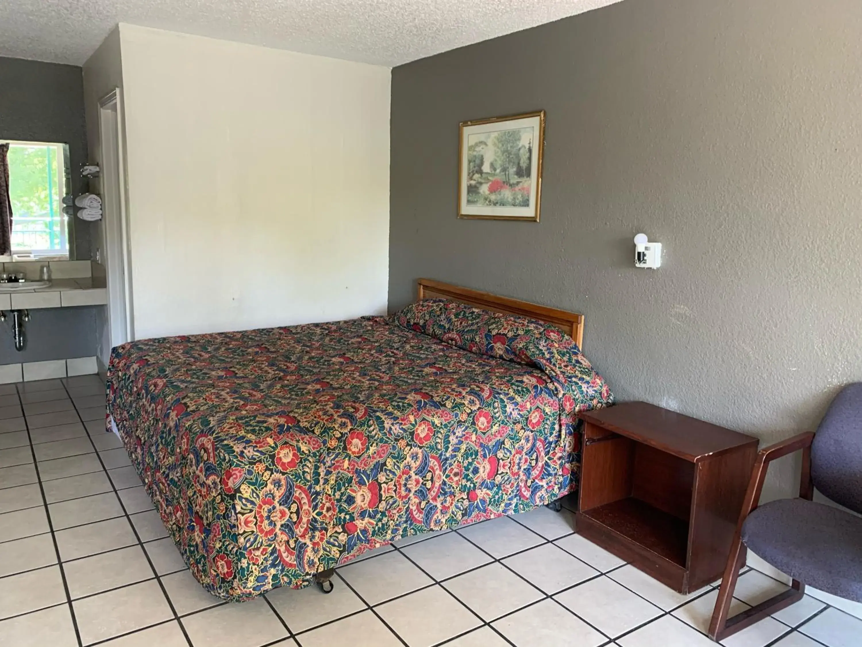 Standard Queen Room - single occupancy - Smoking in Budget Inn Motel Standard Queen Room - single occupancy - Smoking in Budget Inn Motel