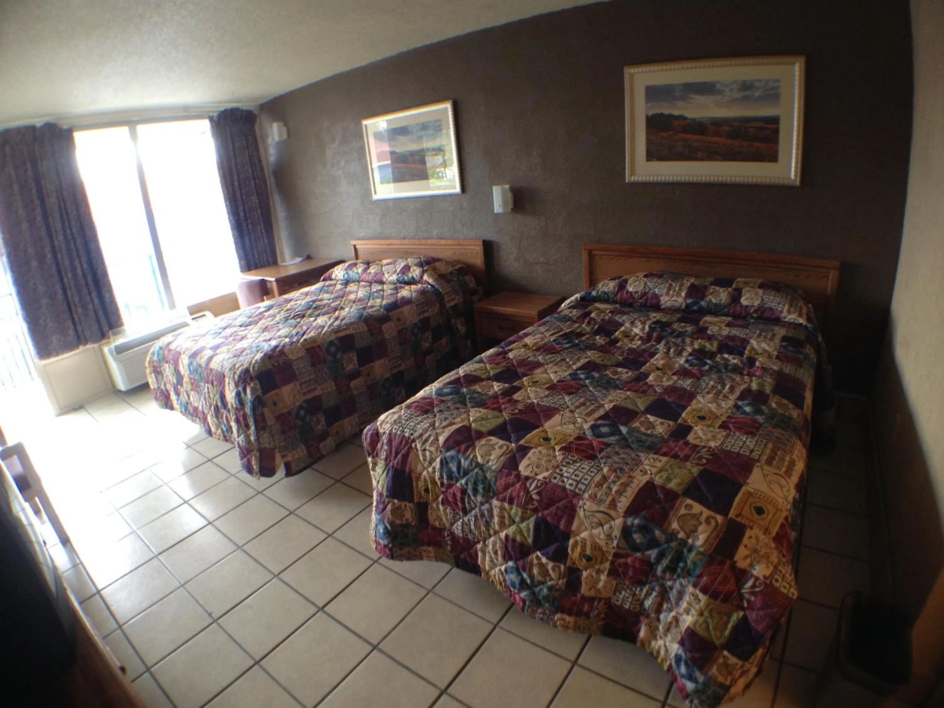 Photo of the whole room, Bed in Budget Inn Motel