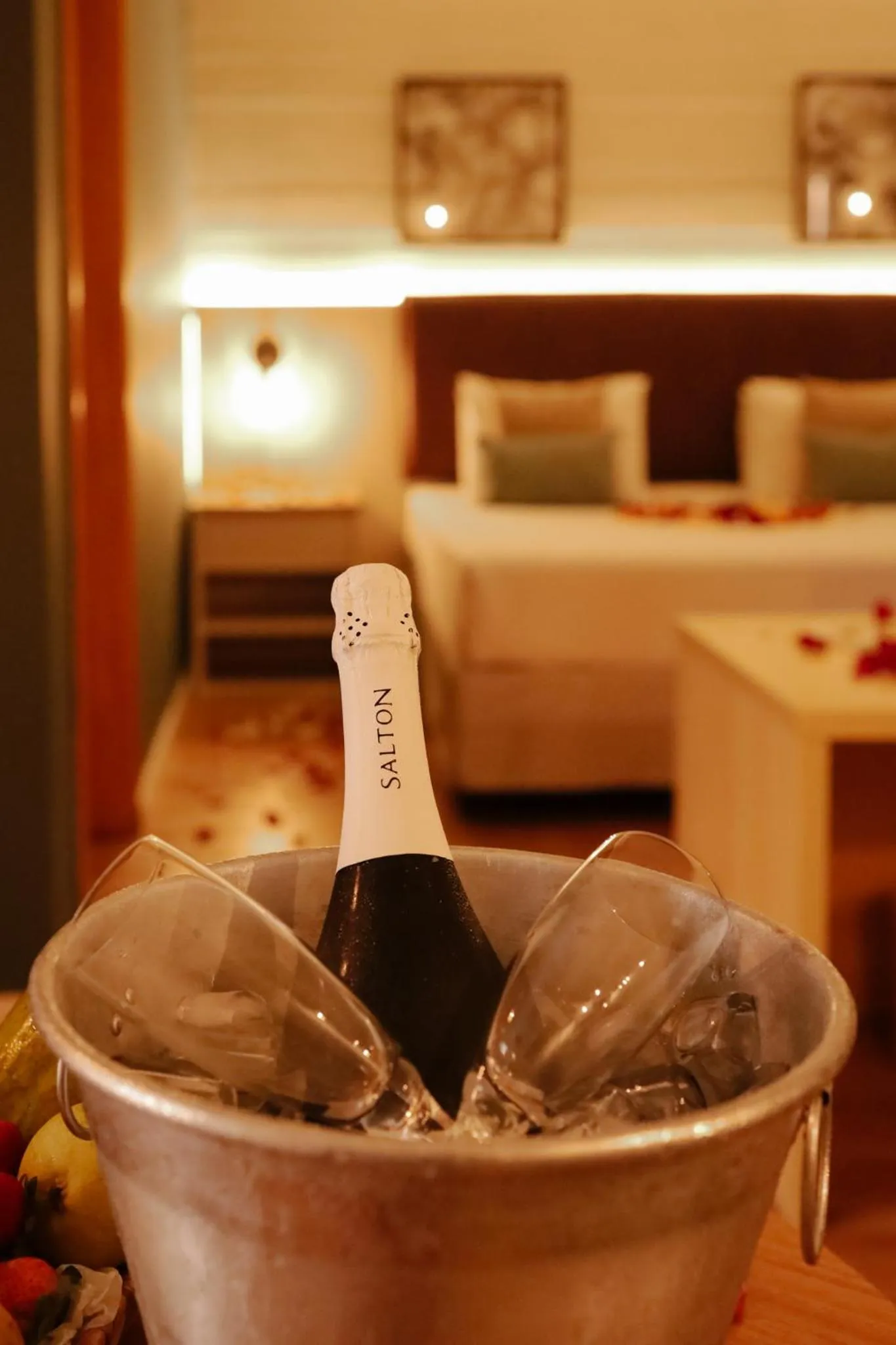 Drinks, Bed in Carlton Plaza Baobá