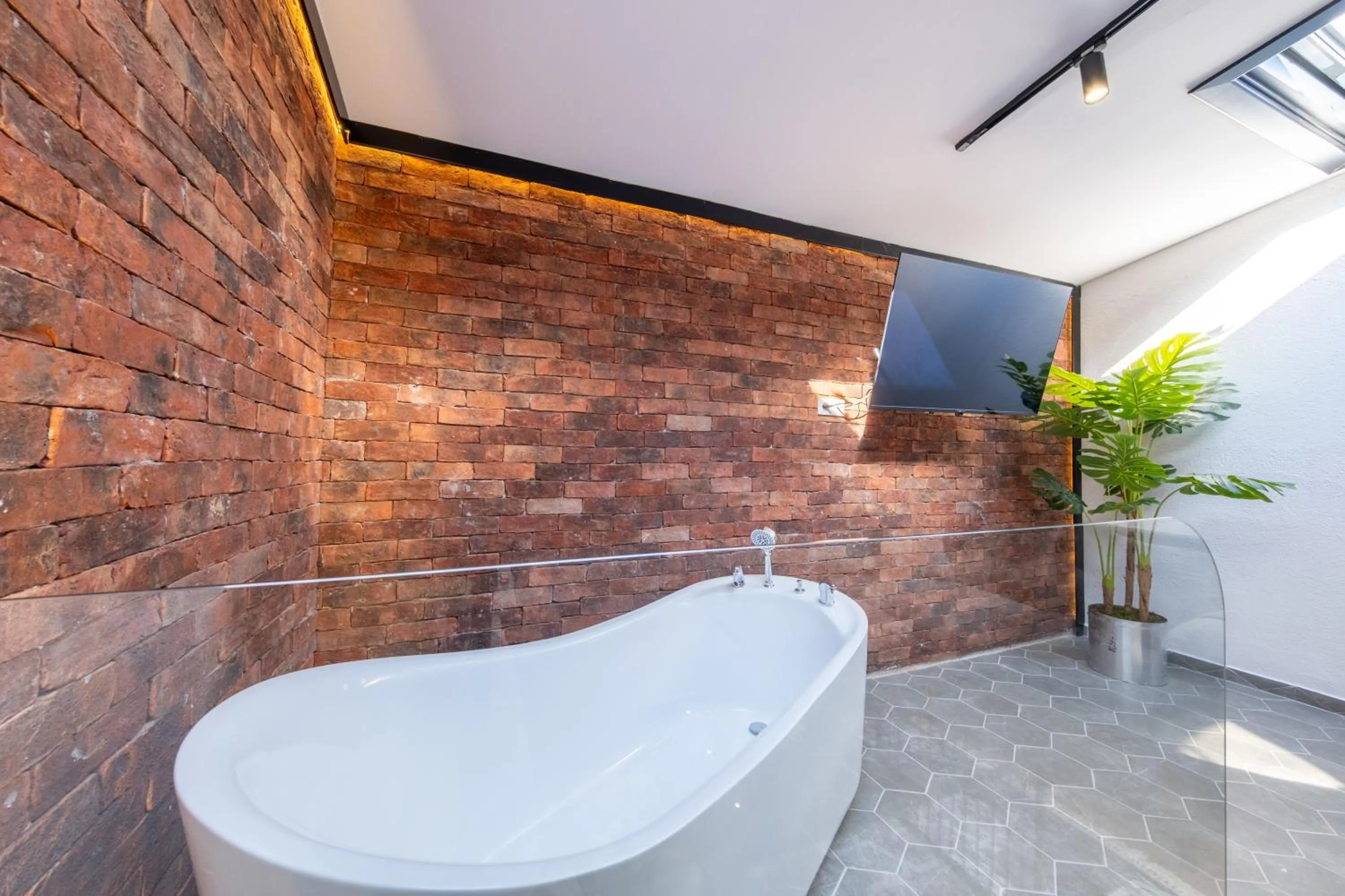 TV and multimedia in Hexa Apartments Sisli