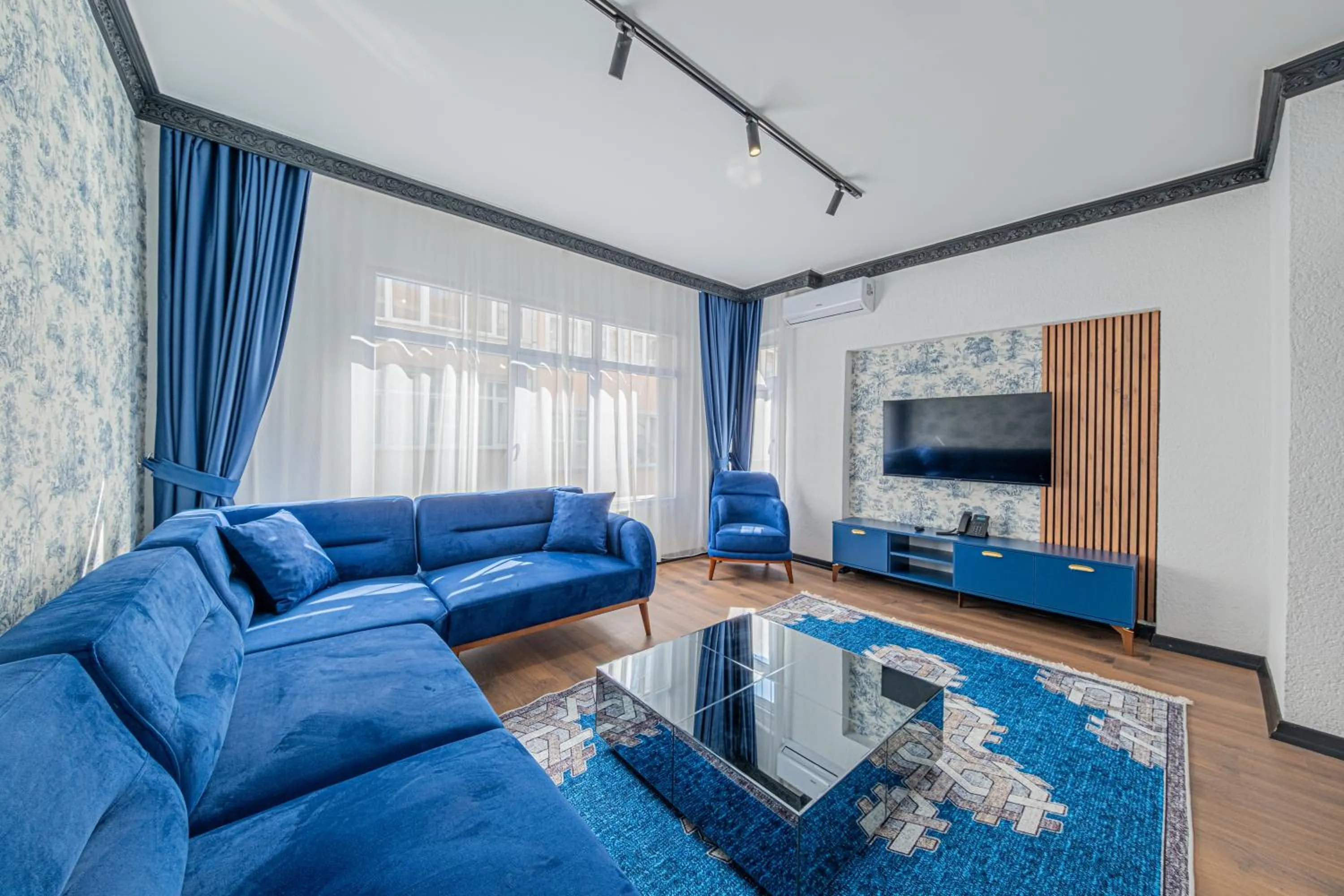 TV and multimedia in Hexa Apartments Sisli