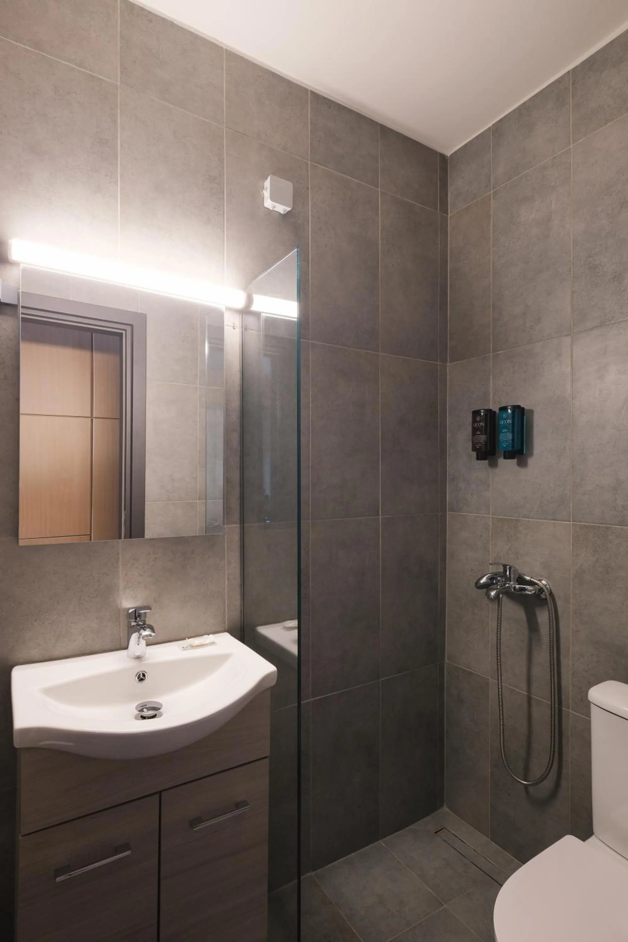 Shower in Tyto Alba Habitat