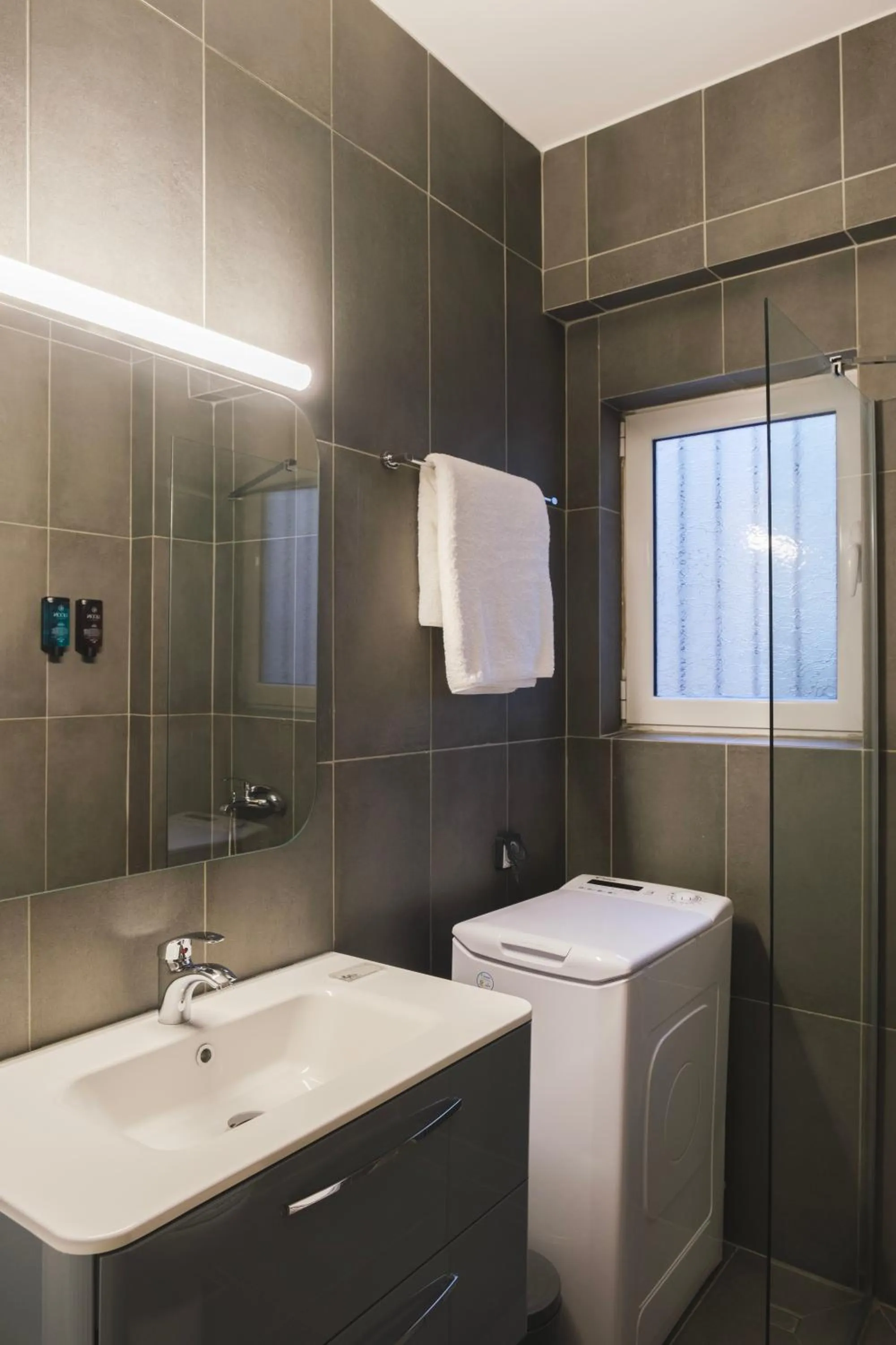 Shower in Tyto Alba Habitat