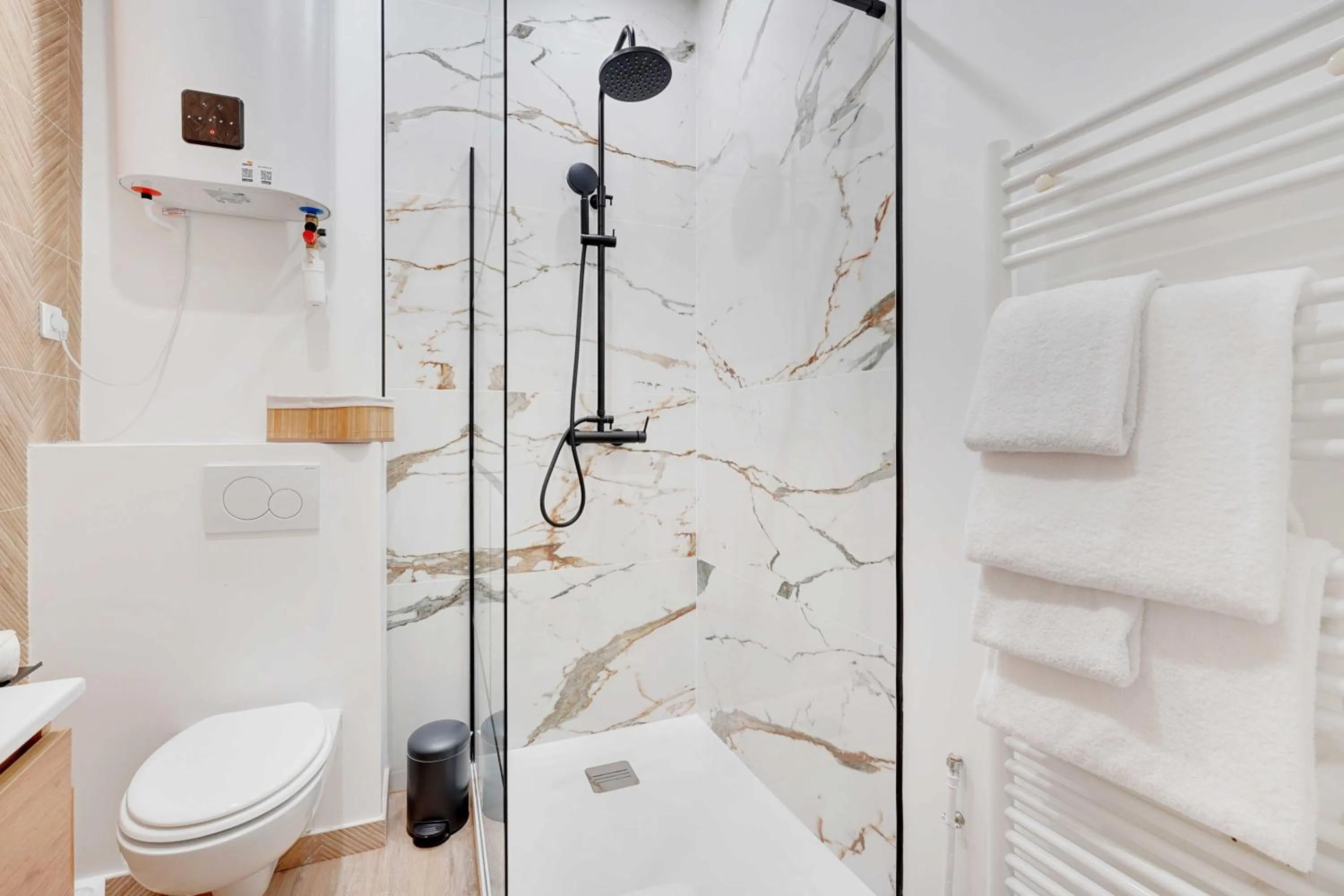 Shower in Classy studio - Marais Bastille