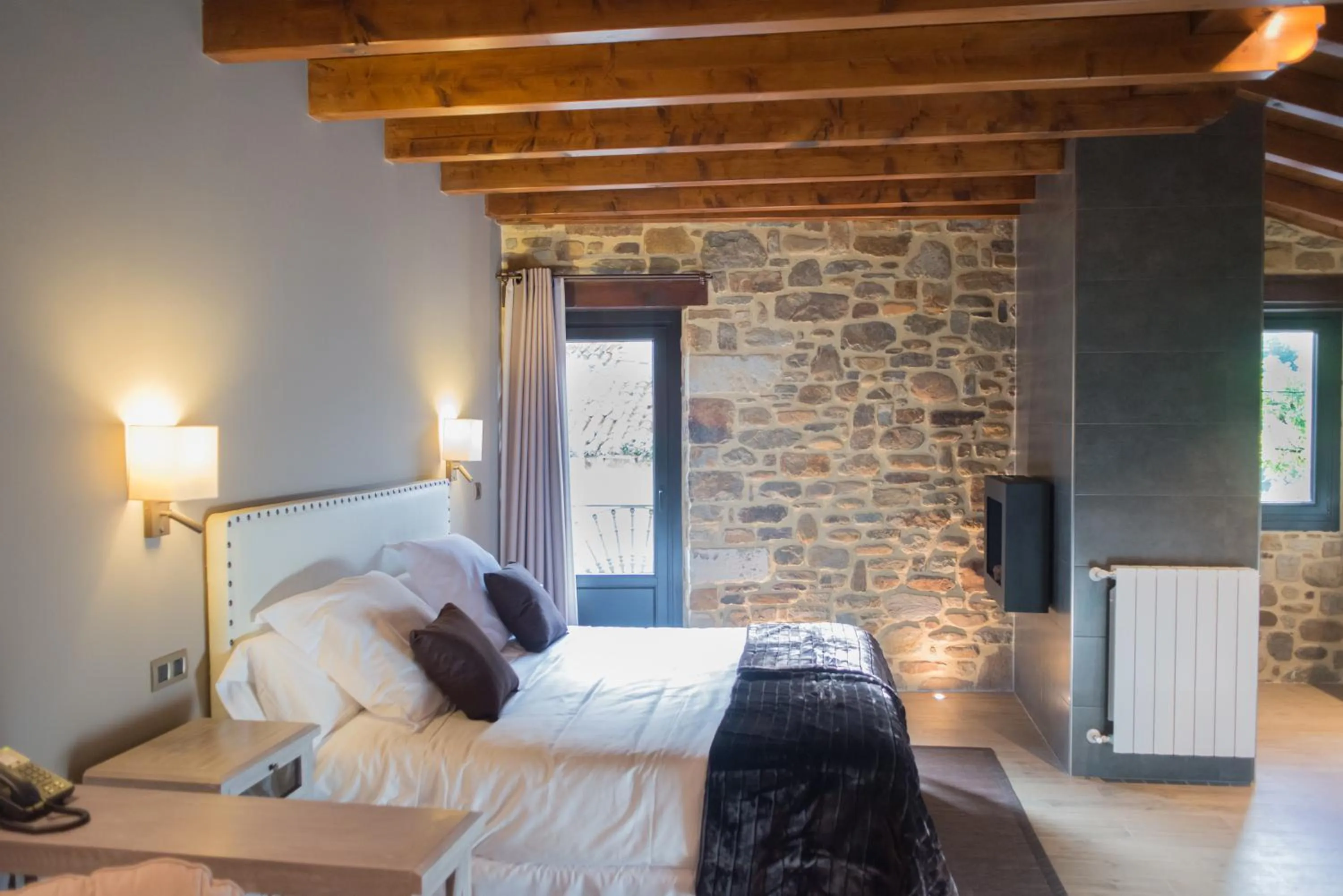 Hot Tub, Bed in Osabarena Hotela