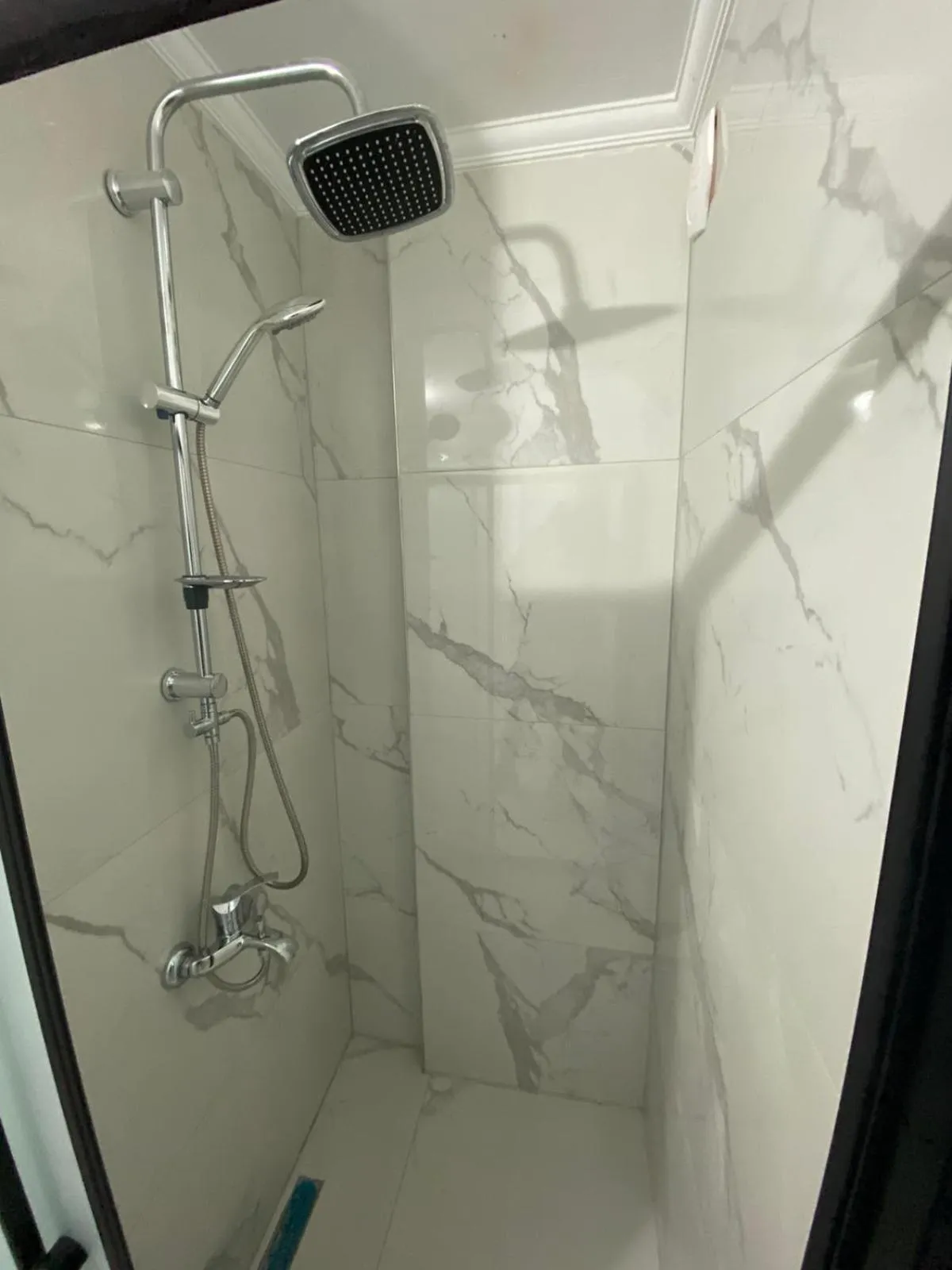 Shower in Menekşe Apart 1