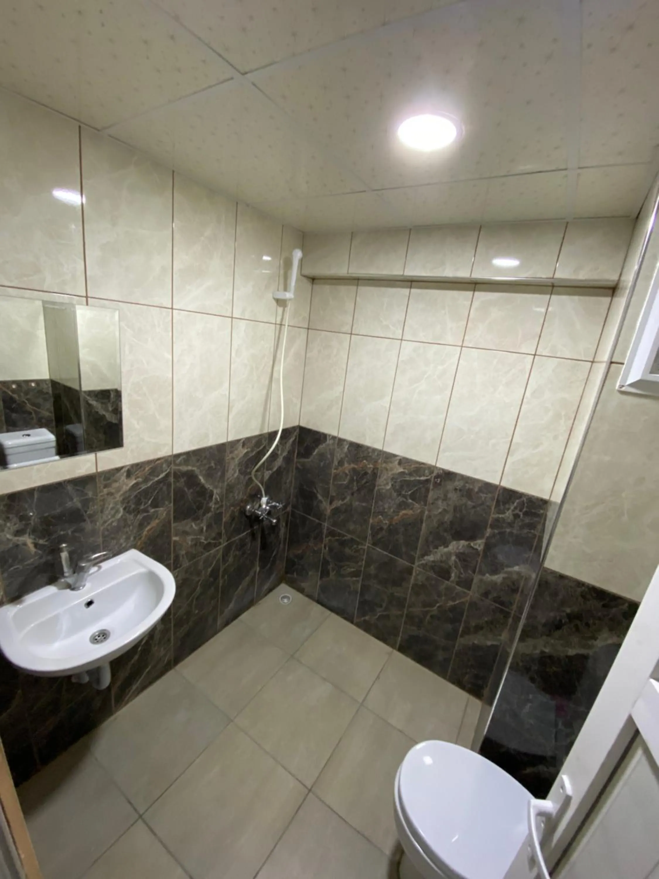 Shower in Menekşe Apart 1