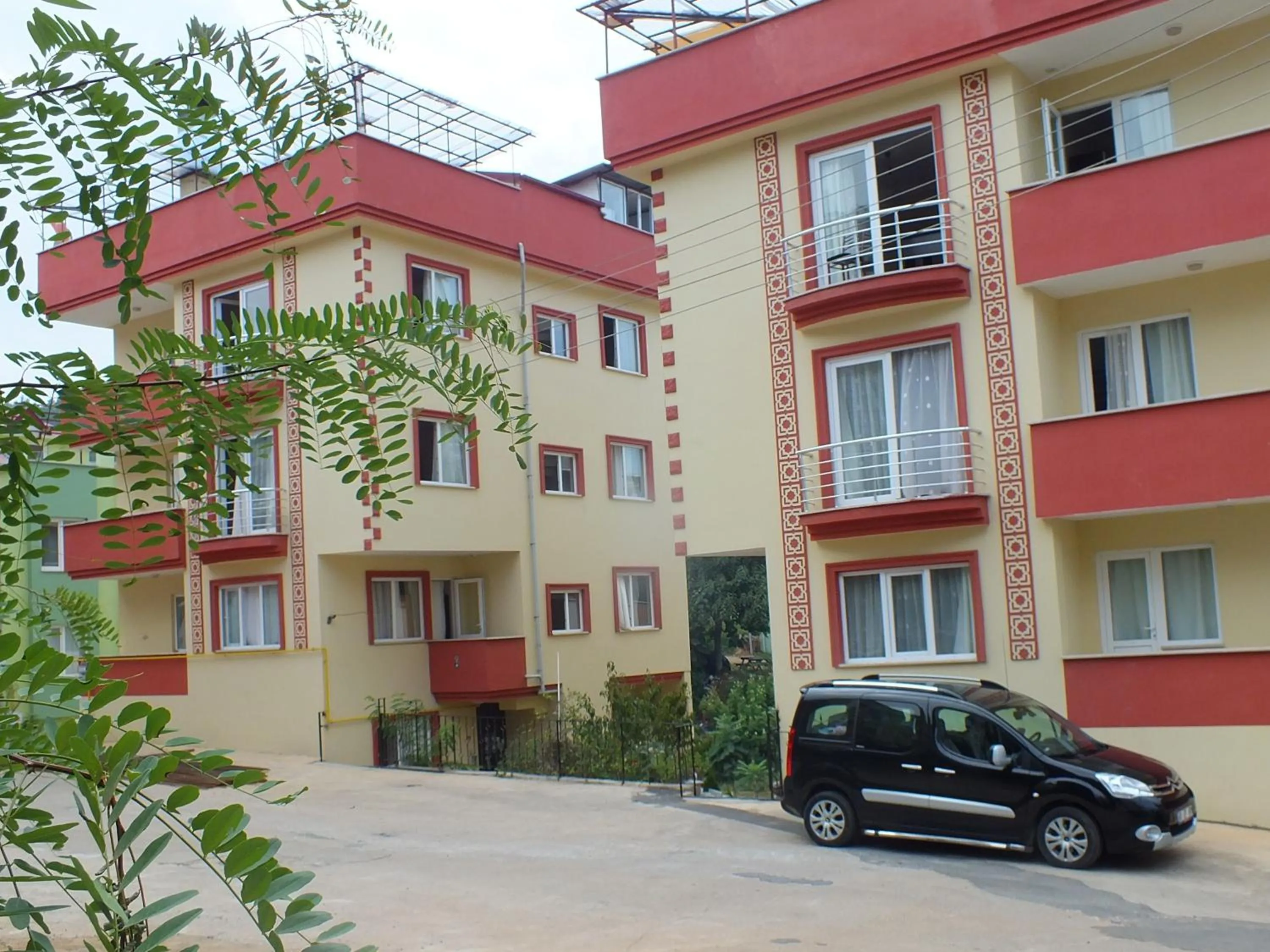 Property building in Menekşe Apart 1