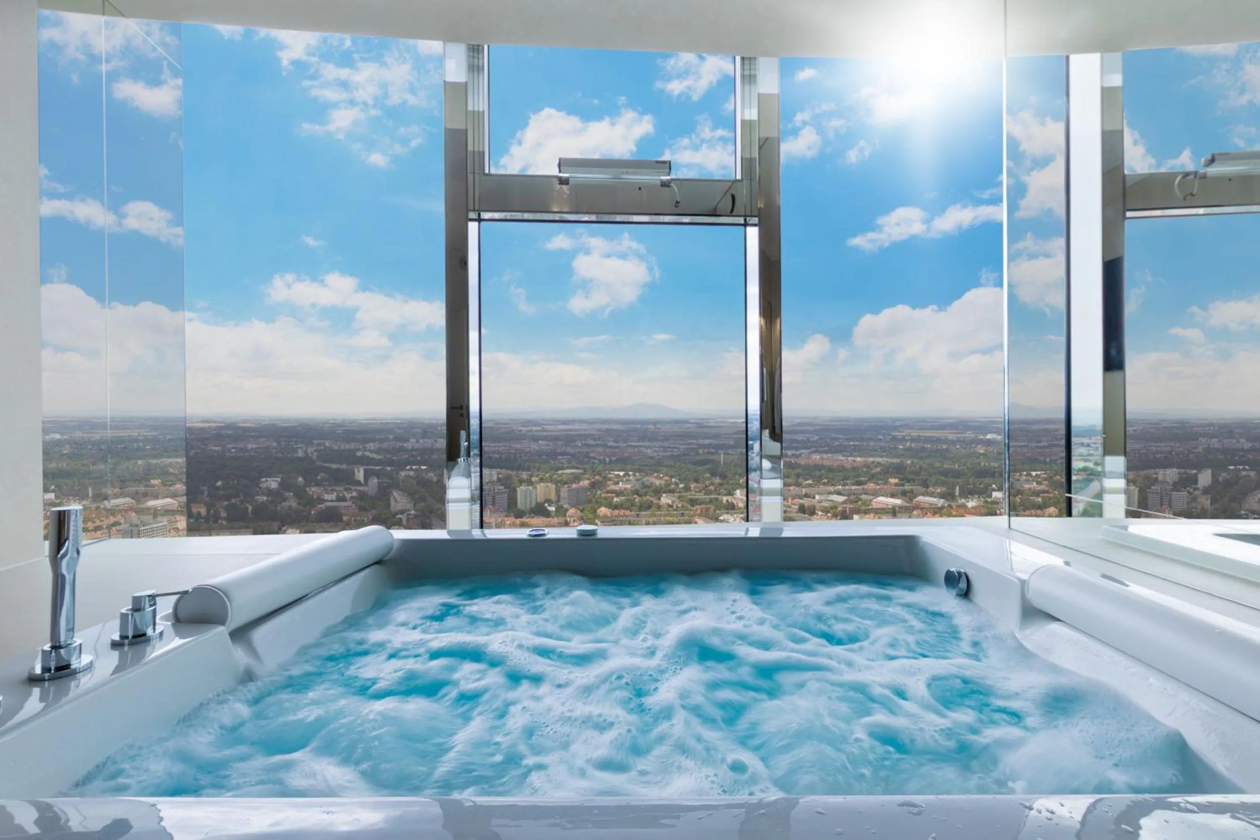 Hot Tub in Apartamenty Sky Tower z Jakuzzi Przy Oknie by BQQK