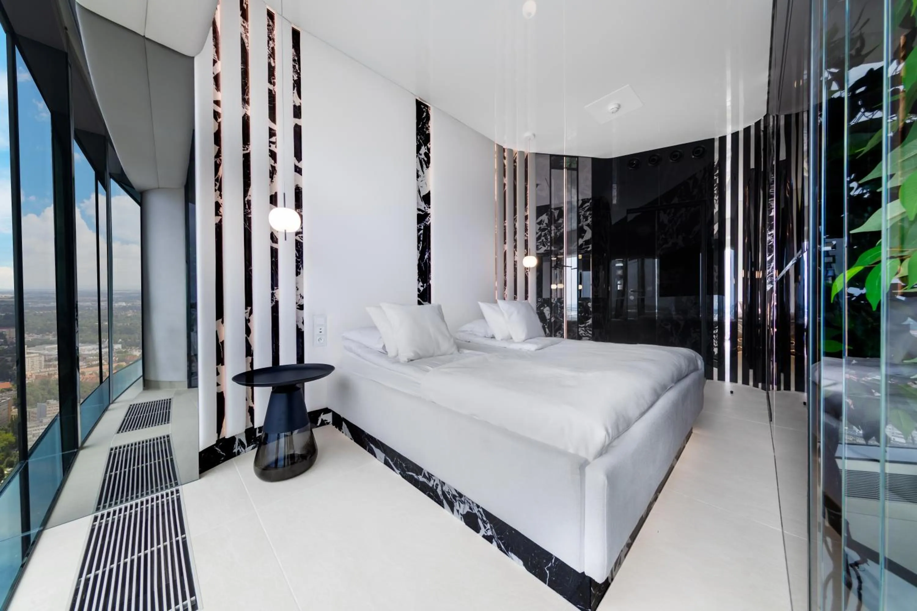 Bed in Apartamenty Sky Tower z Jakuzzi Przy Oknie by BQQK