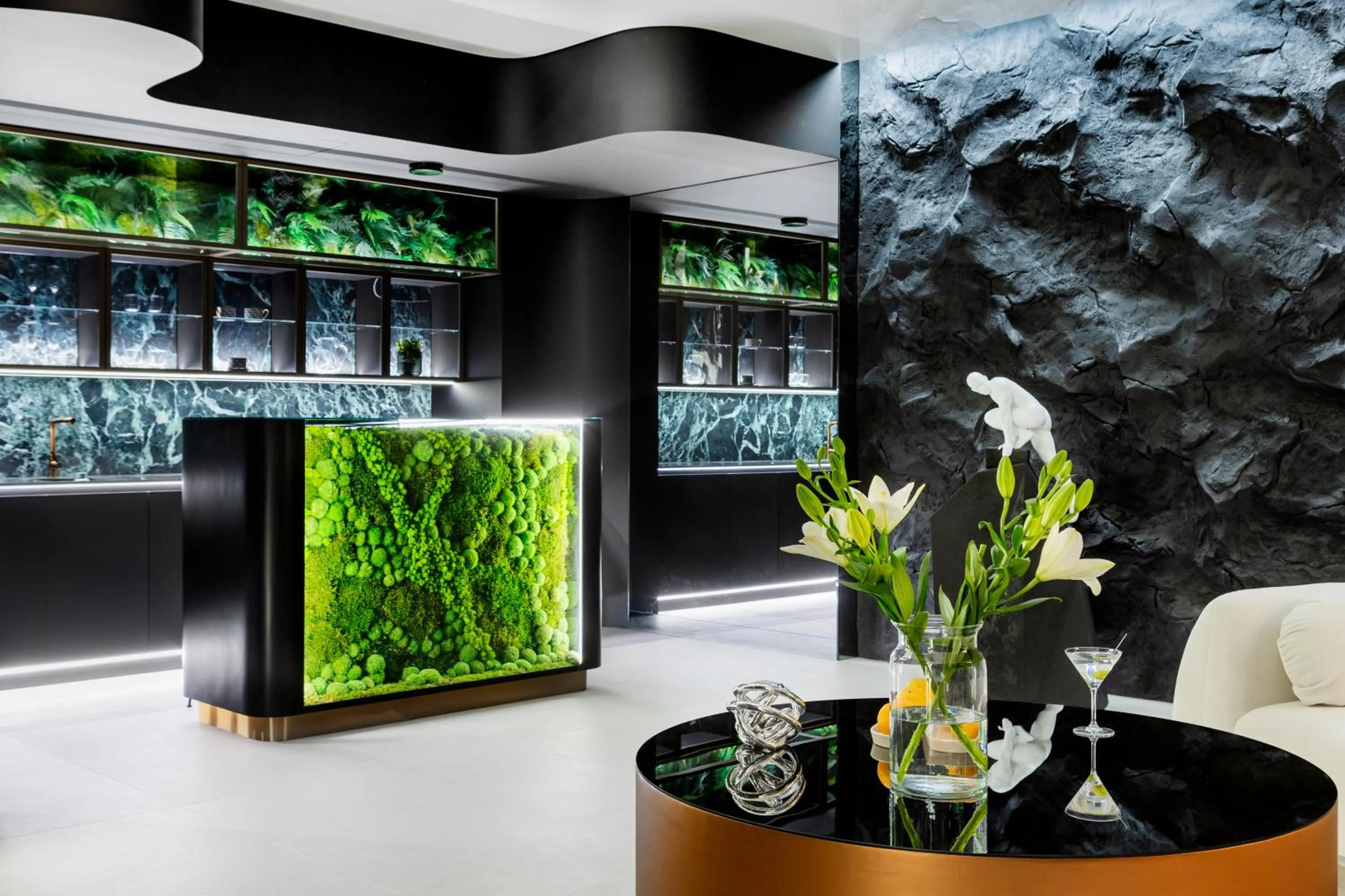 Living room in Apartamenty Sky Tower z Jakuzzi Przy Oknie by BQQK