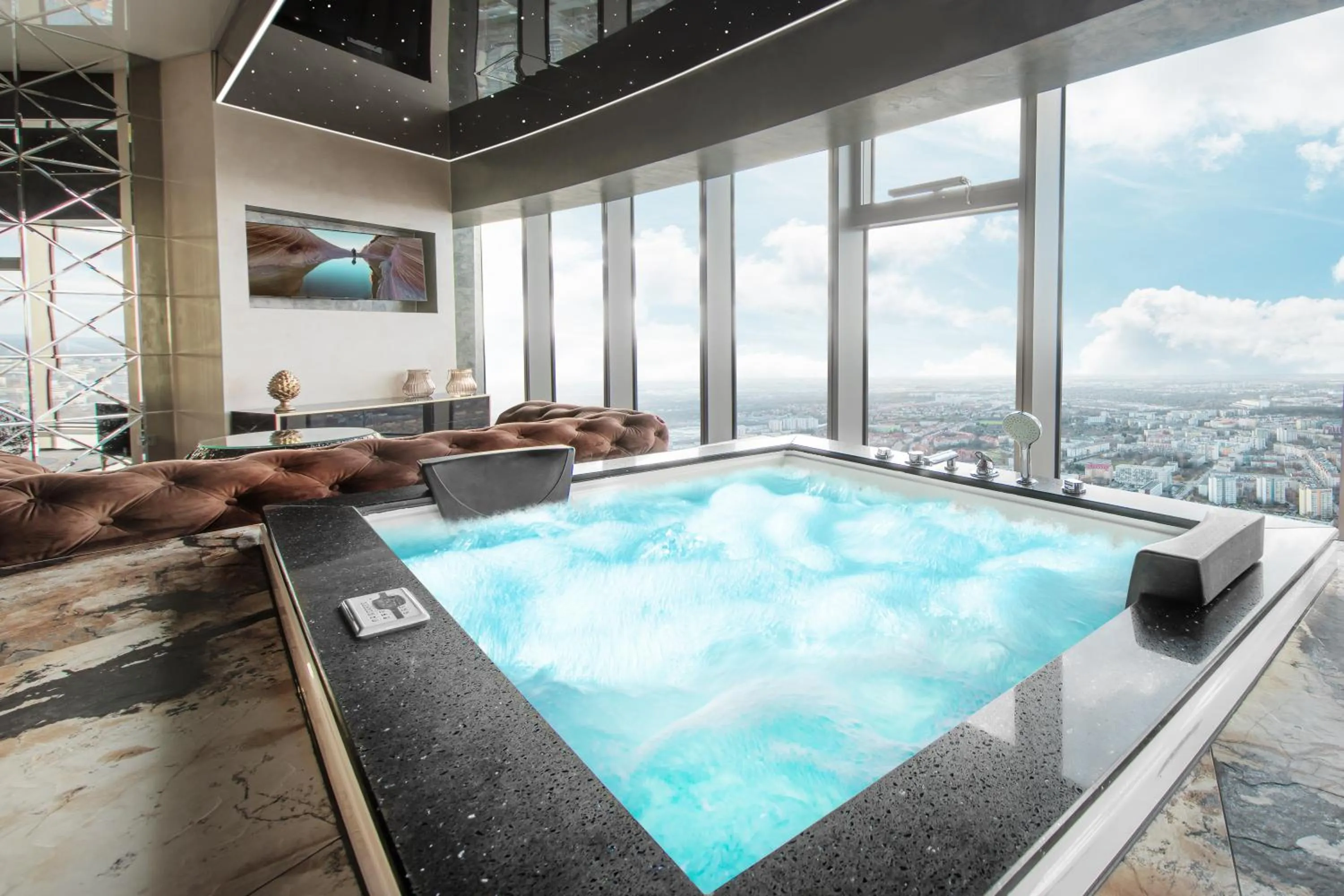 Hot Tub in Apartamenty Sky Tower z Jakuzzi Przy Oknie by BQQK