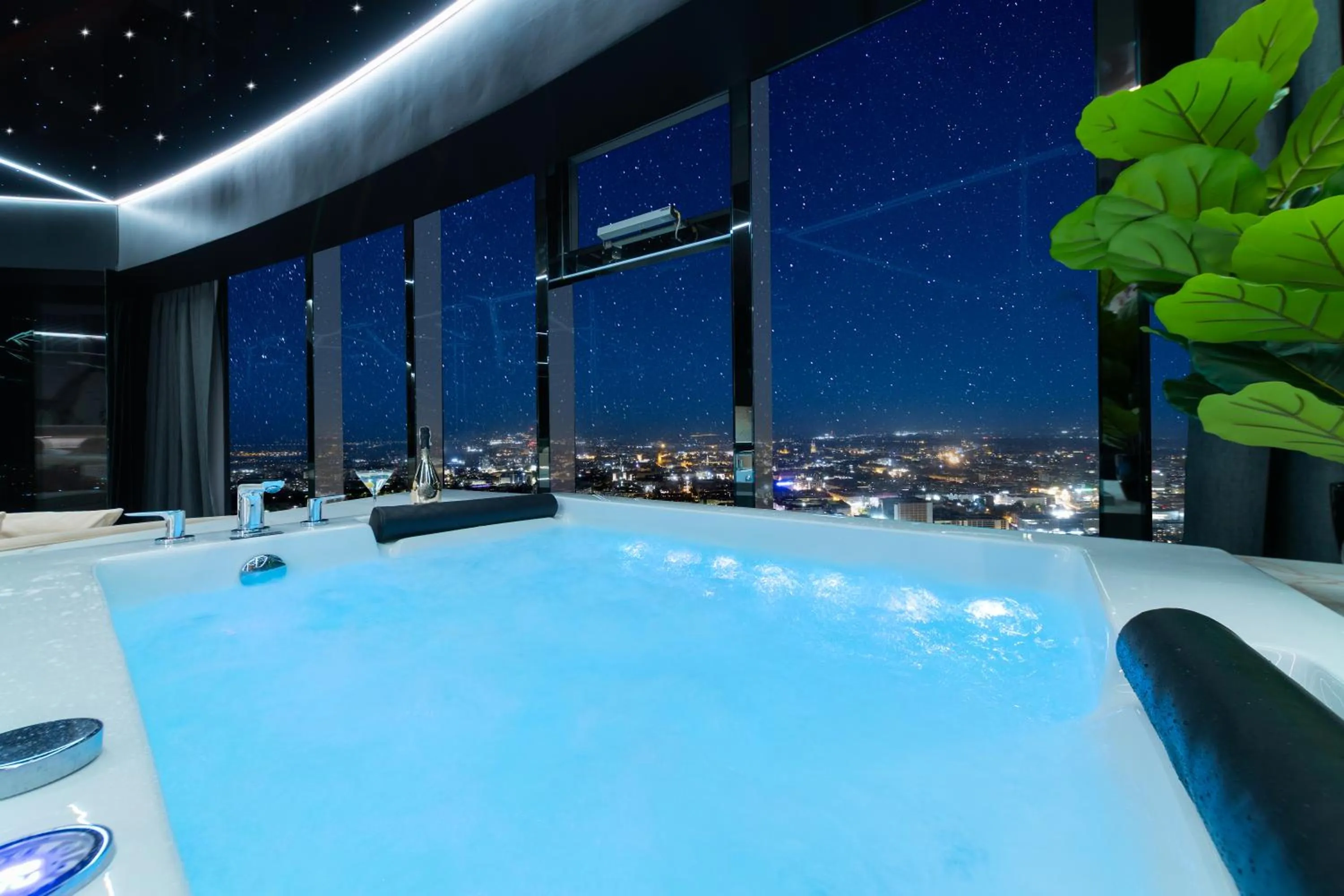 Night in Apartamenty Sky Tower z Jakuzzi Przy Oknie by BQQK