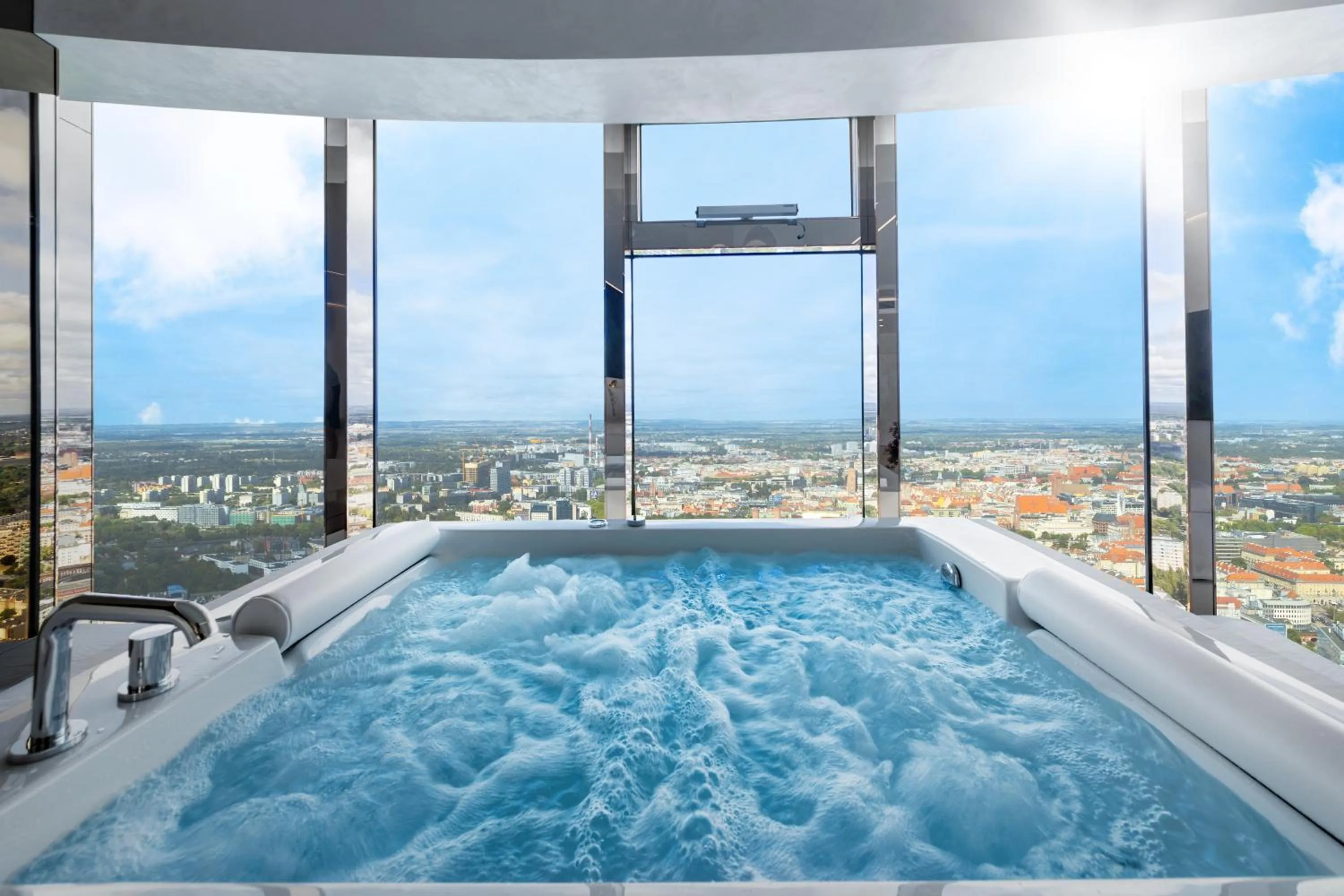Hot Tub in Apartamenty Sky Tower z Jakuzzi Przy Oknie by BQQK