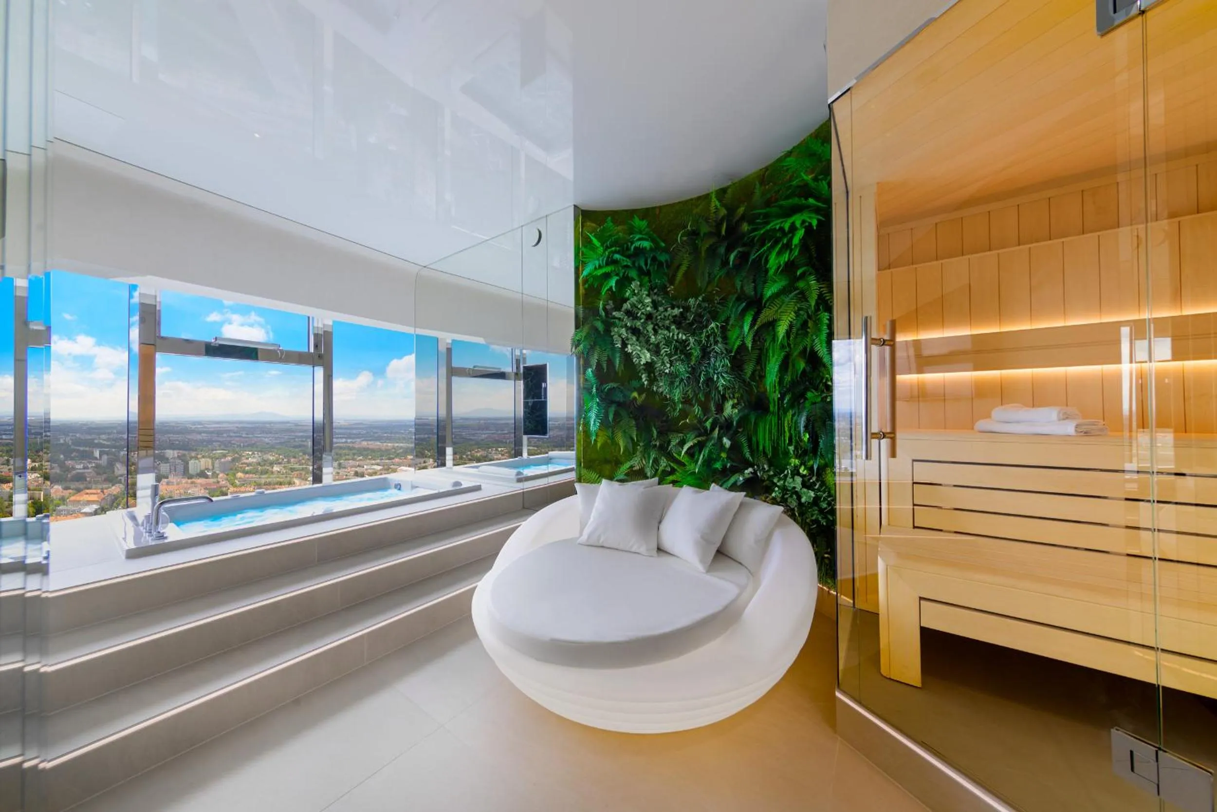 Hot Tub in Apartamenty Sky Tower z Jakuzzi Przy Oknie by BQQK