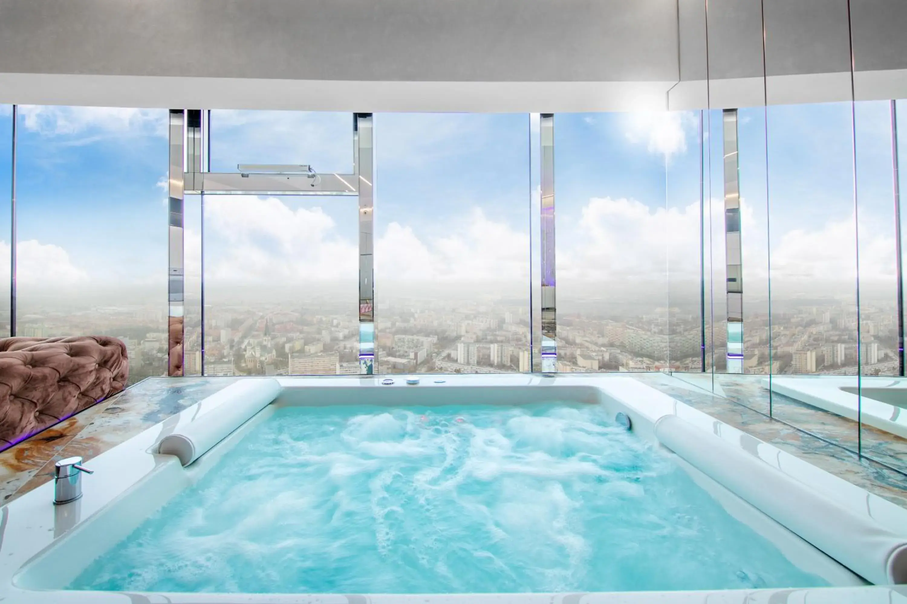 Suite with Hot Tub in Apartamenty Sky Tower z Jakuzzi Przy Oknie Suite with Hot Tub in Apartamenty Sky Tower z Jakuzzi Przy Oknie
