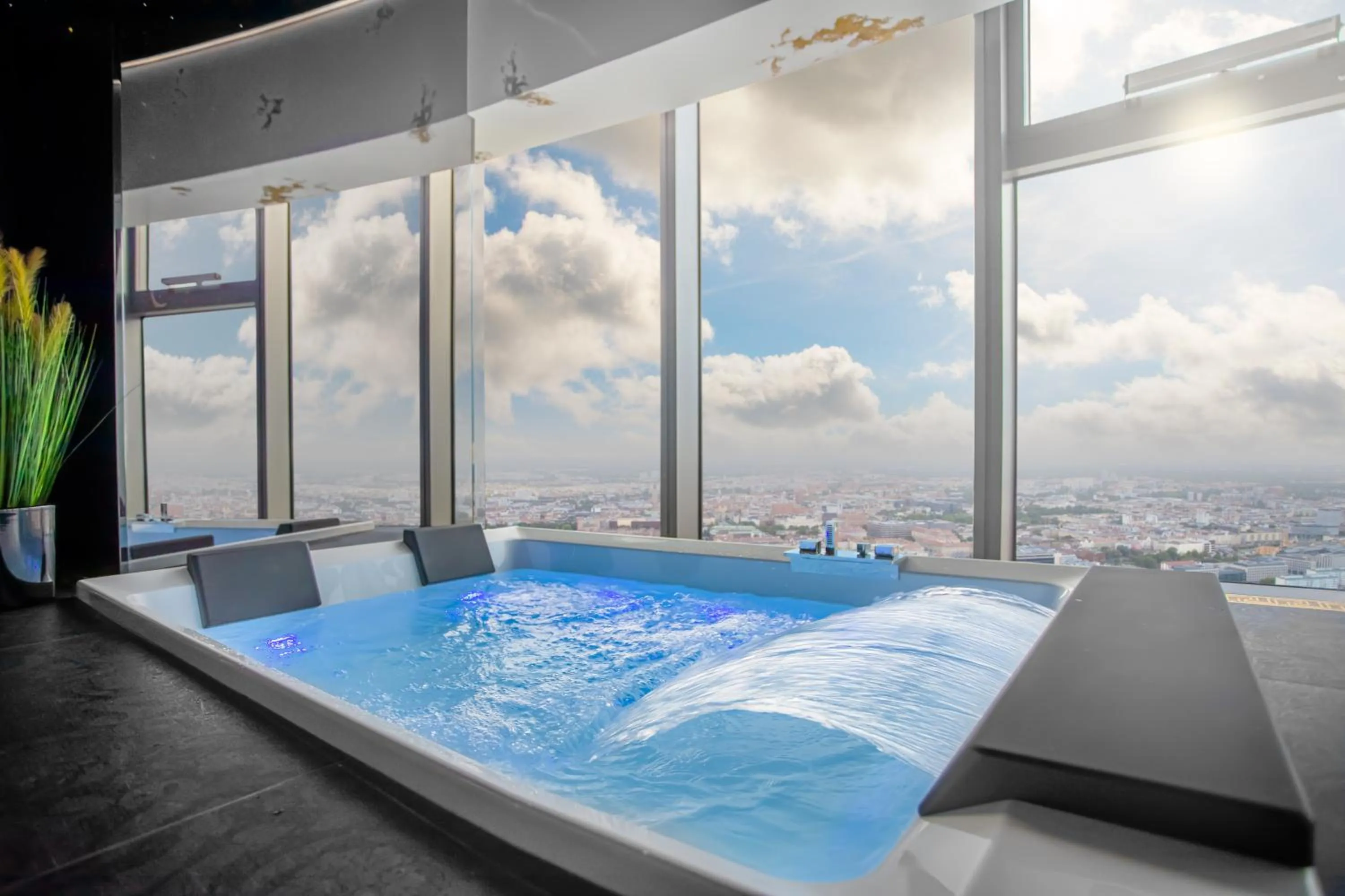 Hot Tub in Apartamenty Sky Tower z Jakuzzi Przy Oknie by BQQK