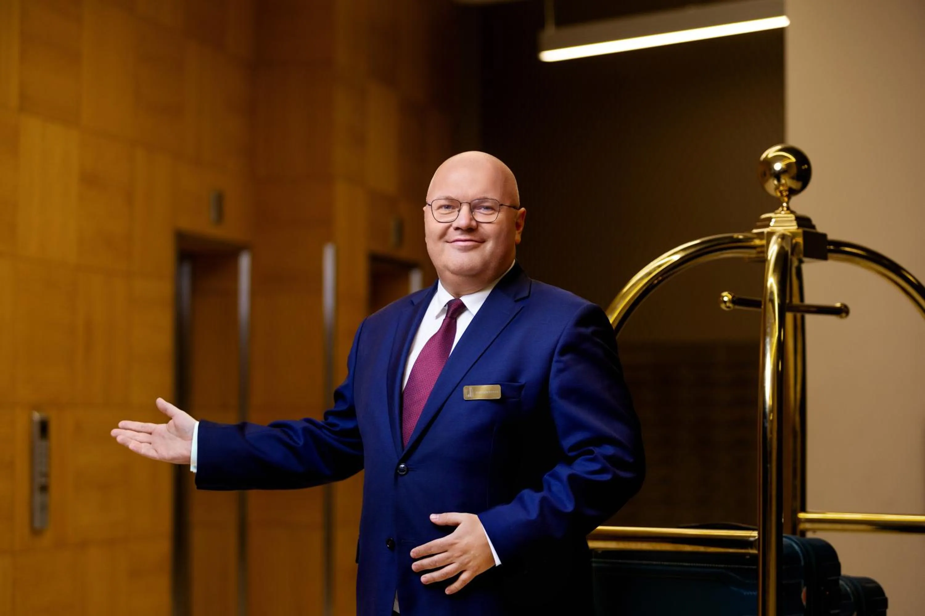 Staff in Apartamenty Sky Tower z Jakuzzi Przy Oknie by BQQK