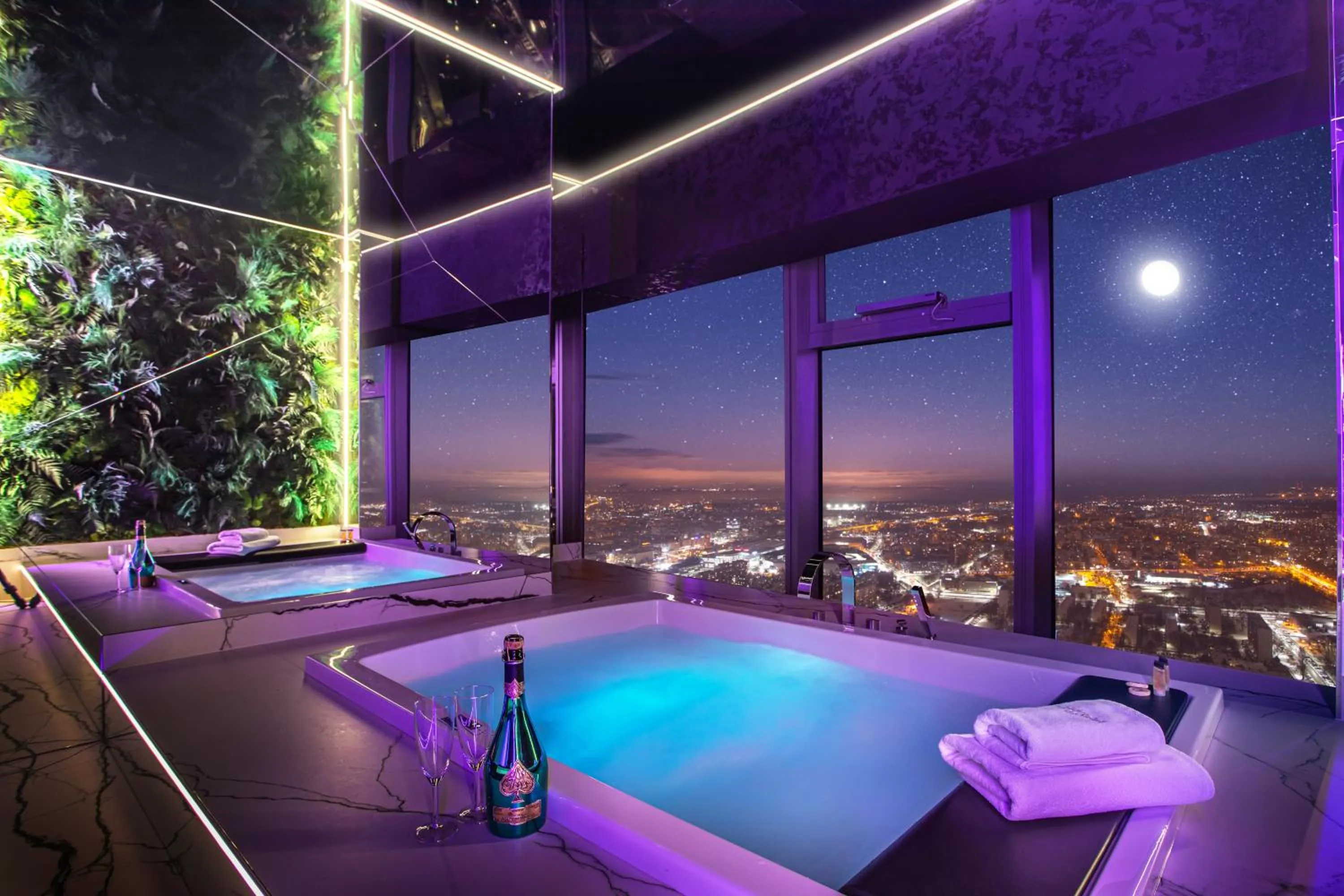 Hot Tub in Apartamenty Sky Tower z Jakuzzi Przy Oknie by BQQK