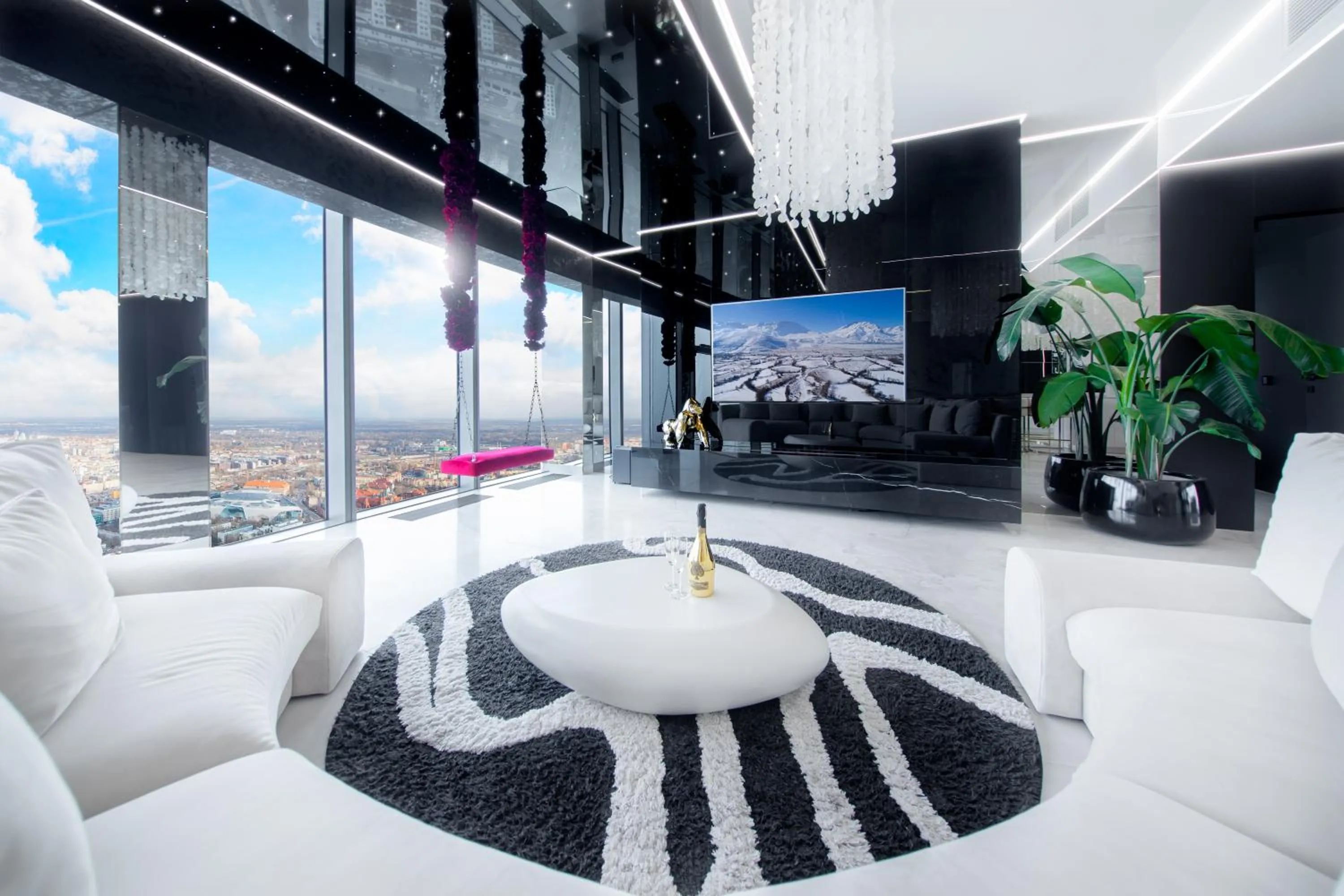 TV and multimedia in Apartamenty Sky Tower z Jakuzzi Przy Oknie by BQQK