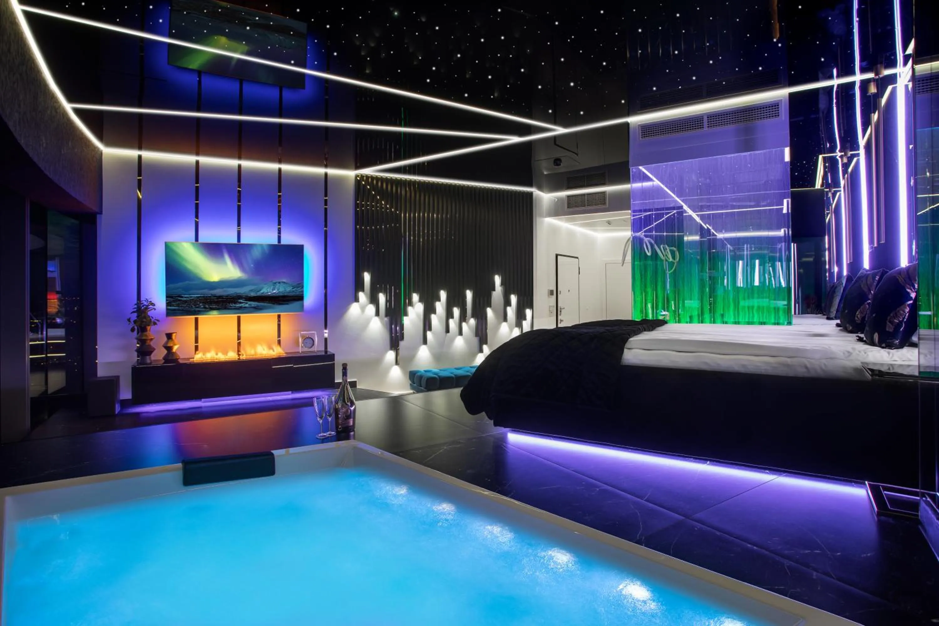 Night in Apartamenty Sky Tower z Jakuzzi Przy Oknie by BQQK