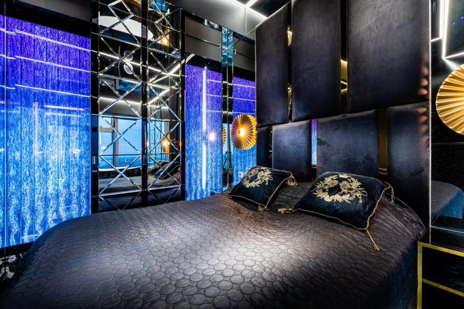 Bed in Apartamenty Sky Tower z Jakuzzi Przy Oknie by BQQK