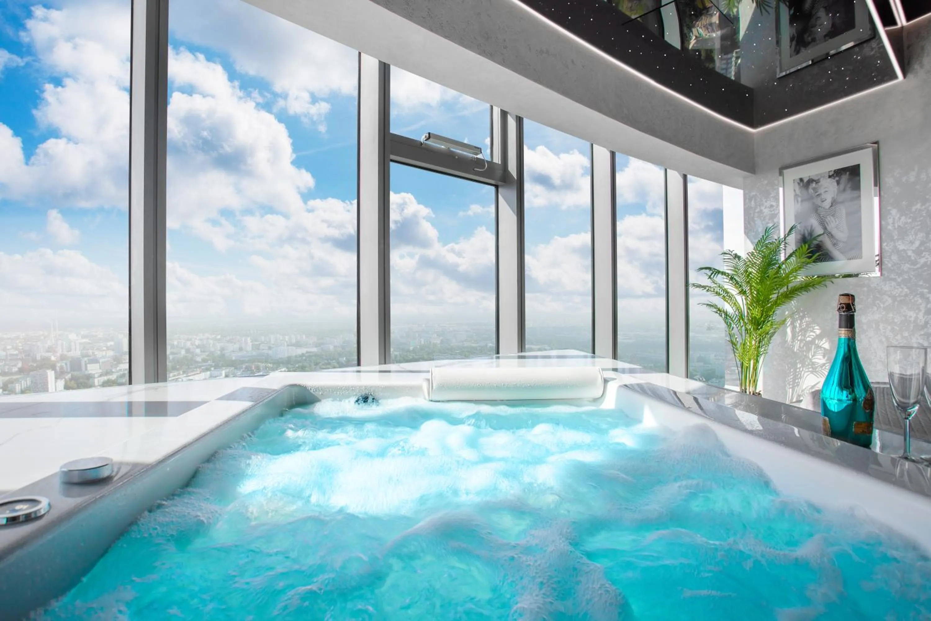 Hot Tub in Apartamenty Sky Tower z Jakuzzi Przy Oknie by BQQK