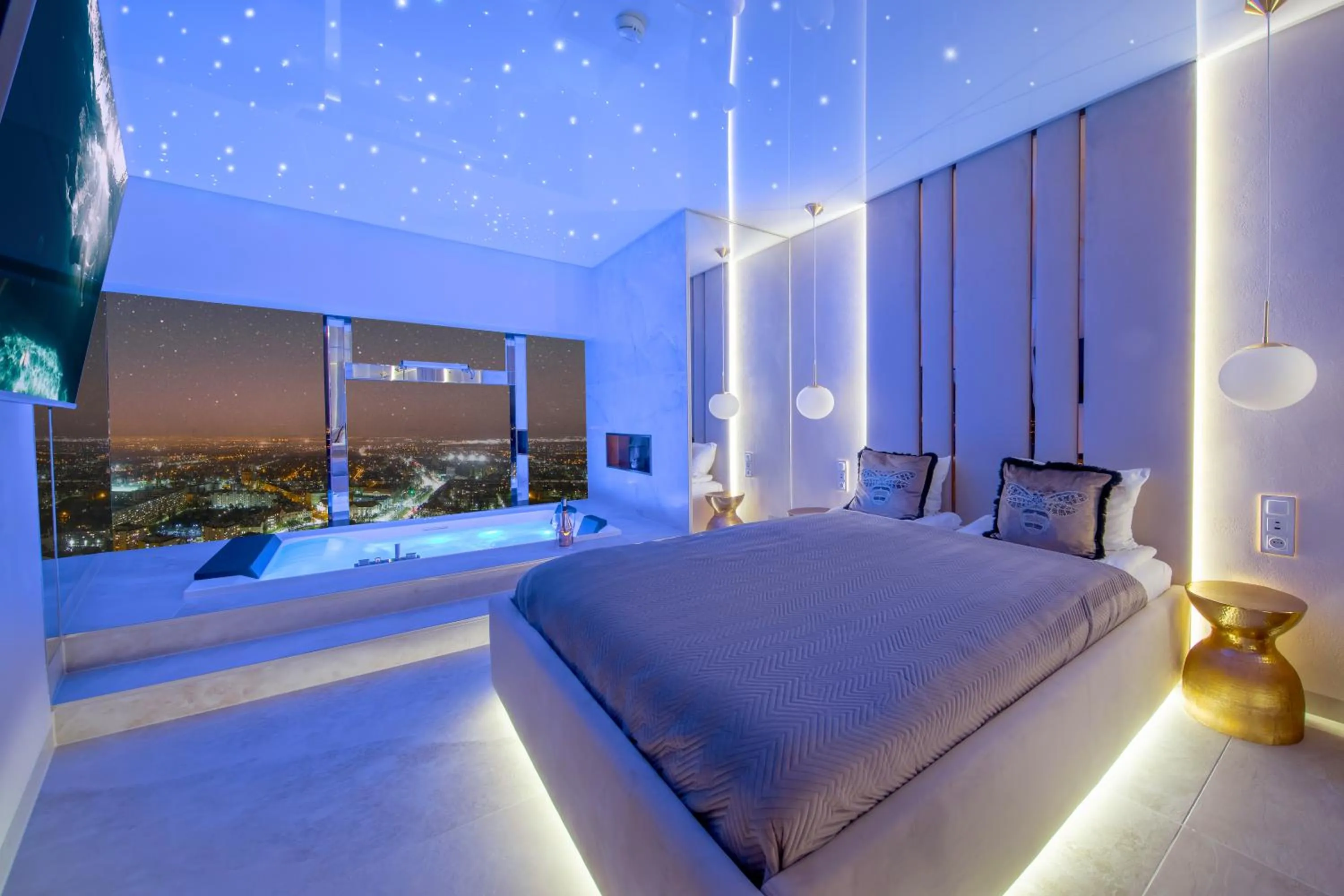 Bed in Apartamenty Sky Tower z Jakuzzi Przy Oknie by BQQK