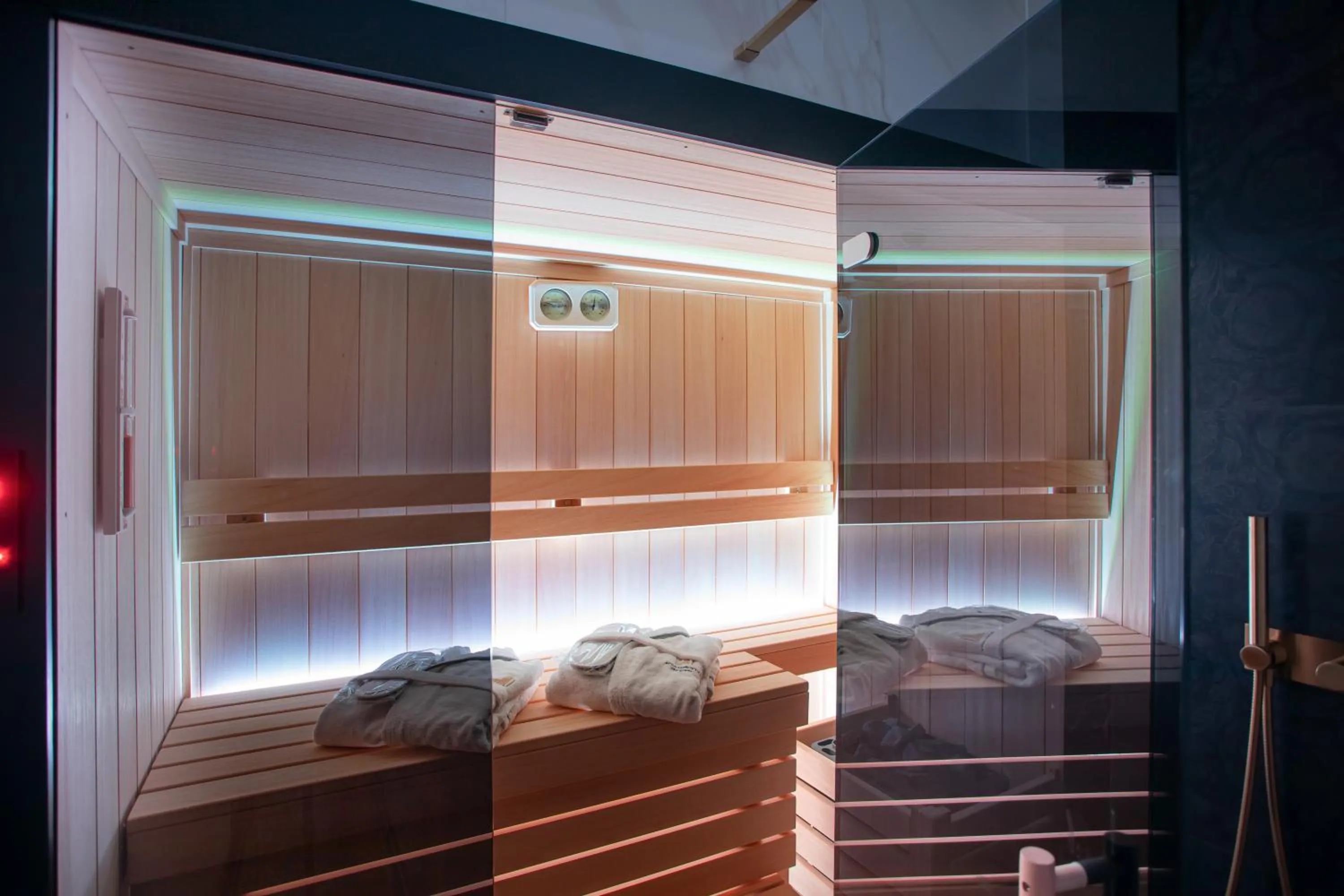 Sauna in Apartamenty Sky Tower z Jakuzzi Przy Oknie by BQQK