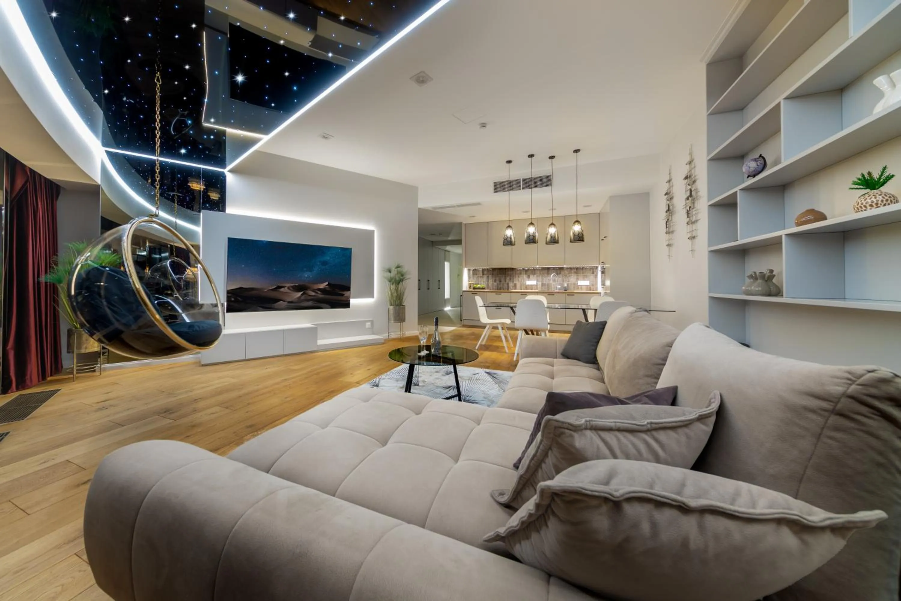 TV and multimedia in Apartamenty Sky Tower z Jakuzzi Przy Oknie by BQQK