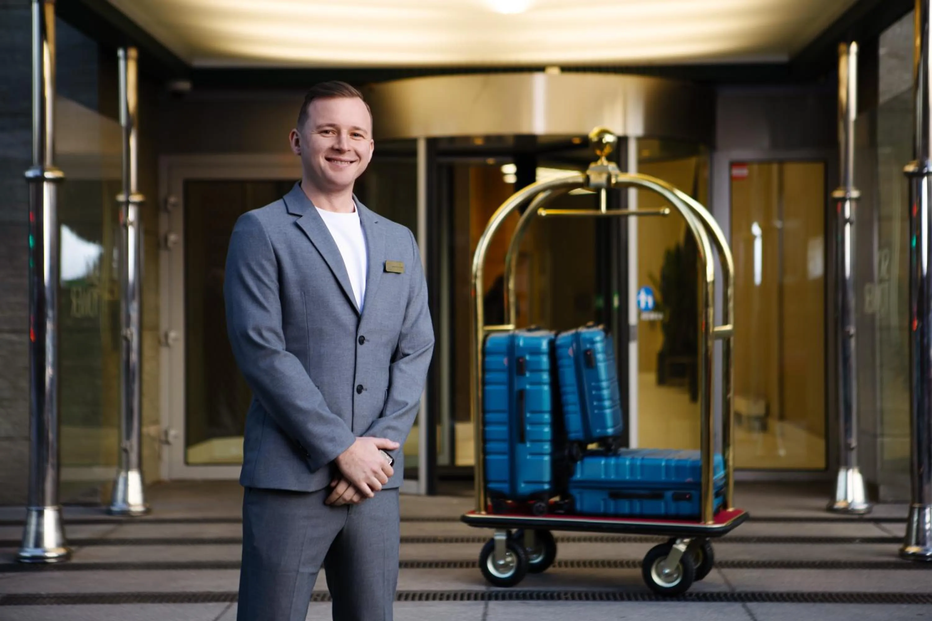 Staff in Apartamenty Sky Tower z Jakuzzi Przy Oknie by BQQK