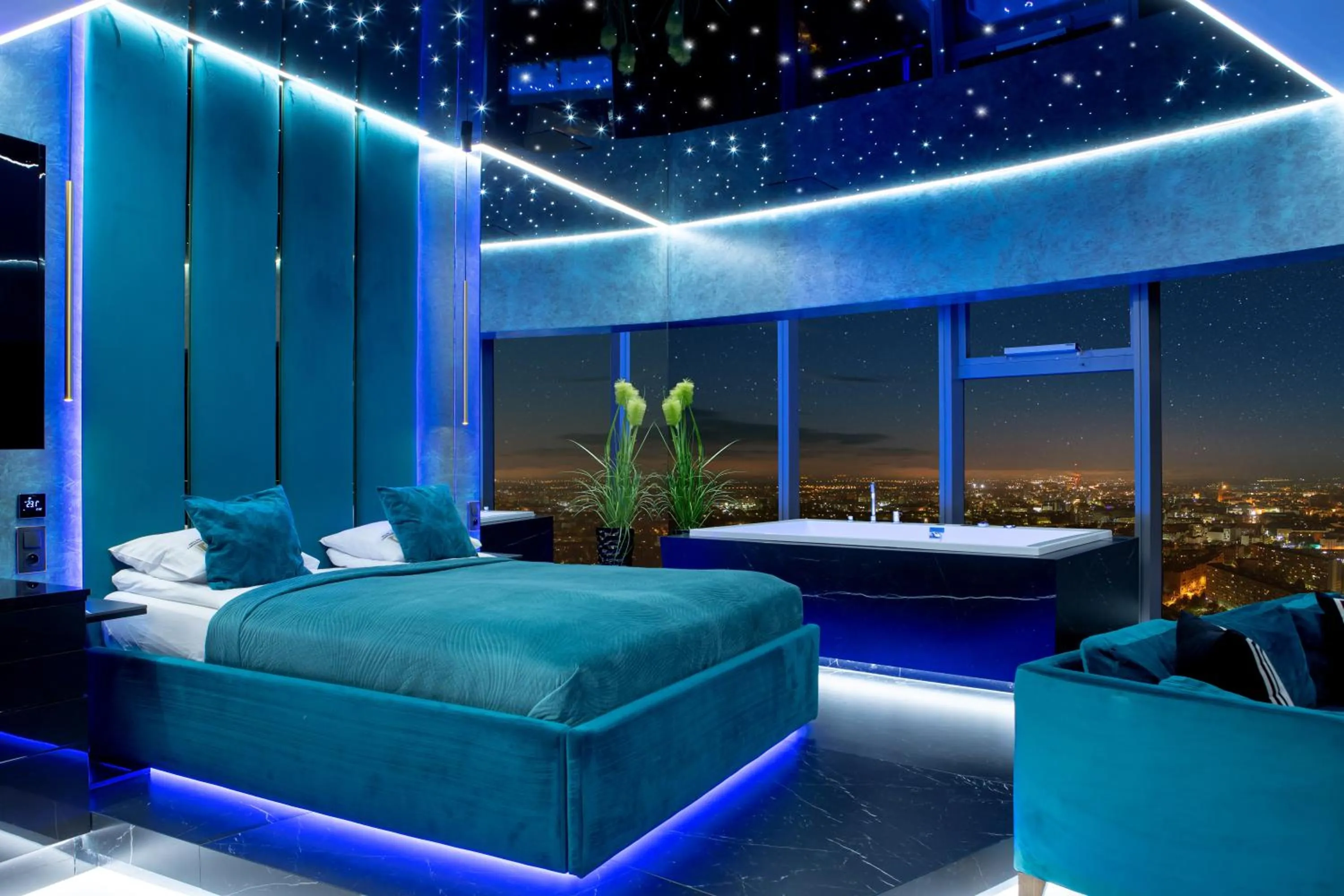 Bed in Apartamenty Sky Tower z Jakuzzi Przy Oknie by BQQK