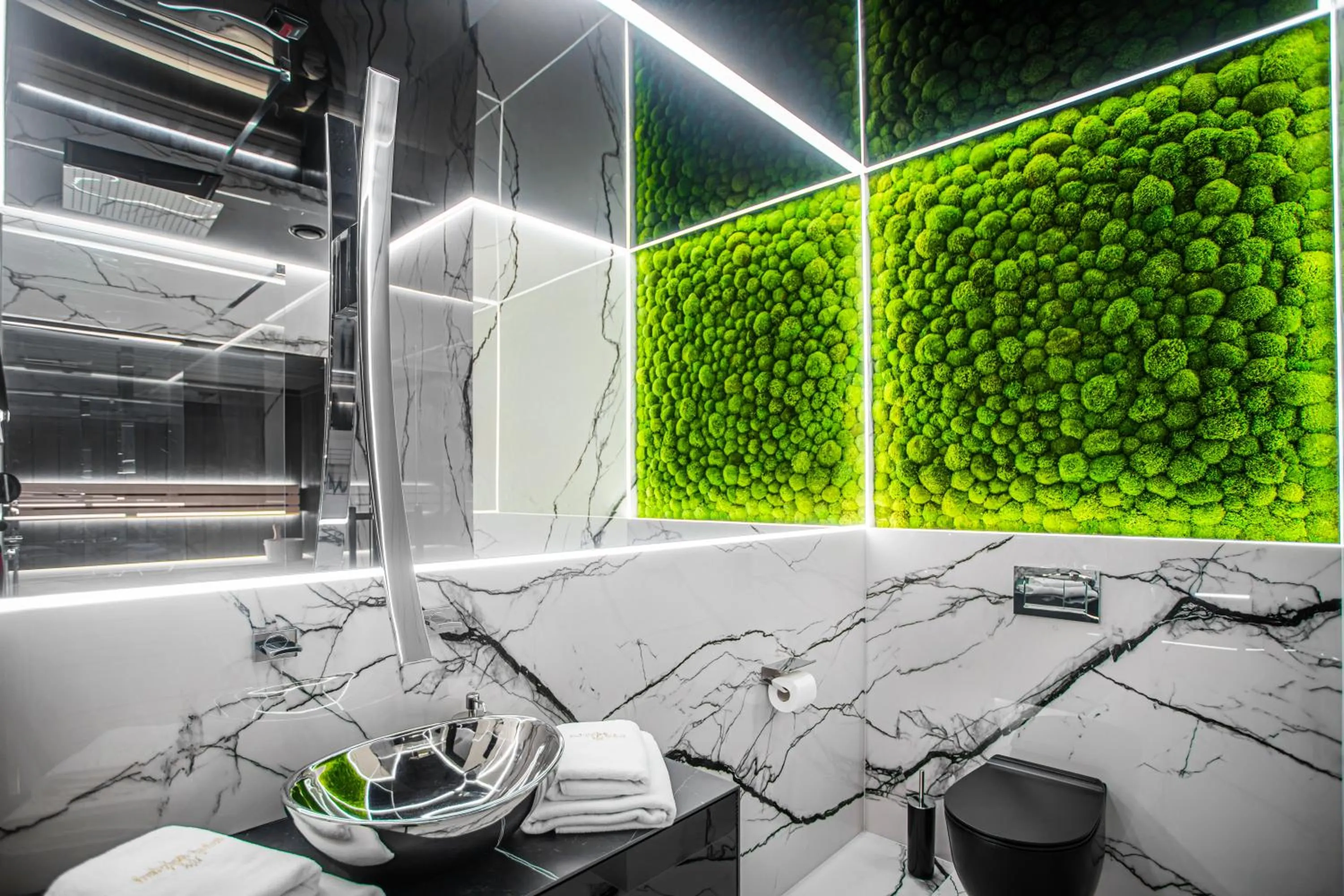 Toilet in Apartamenty Sky Tower z Jakuzzi Przy Oknie by BQQK