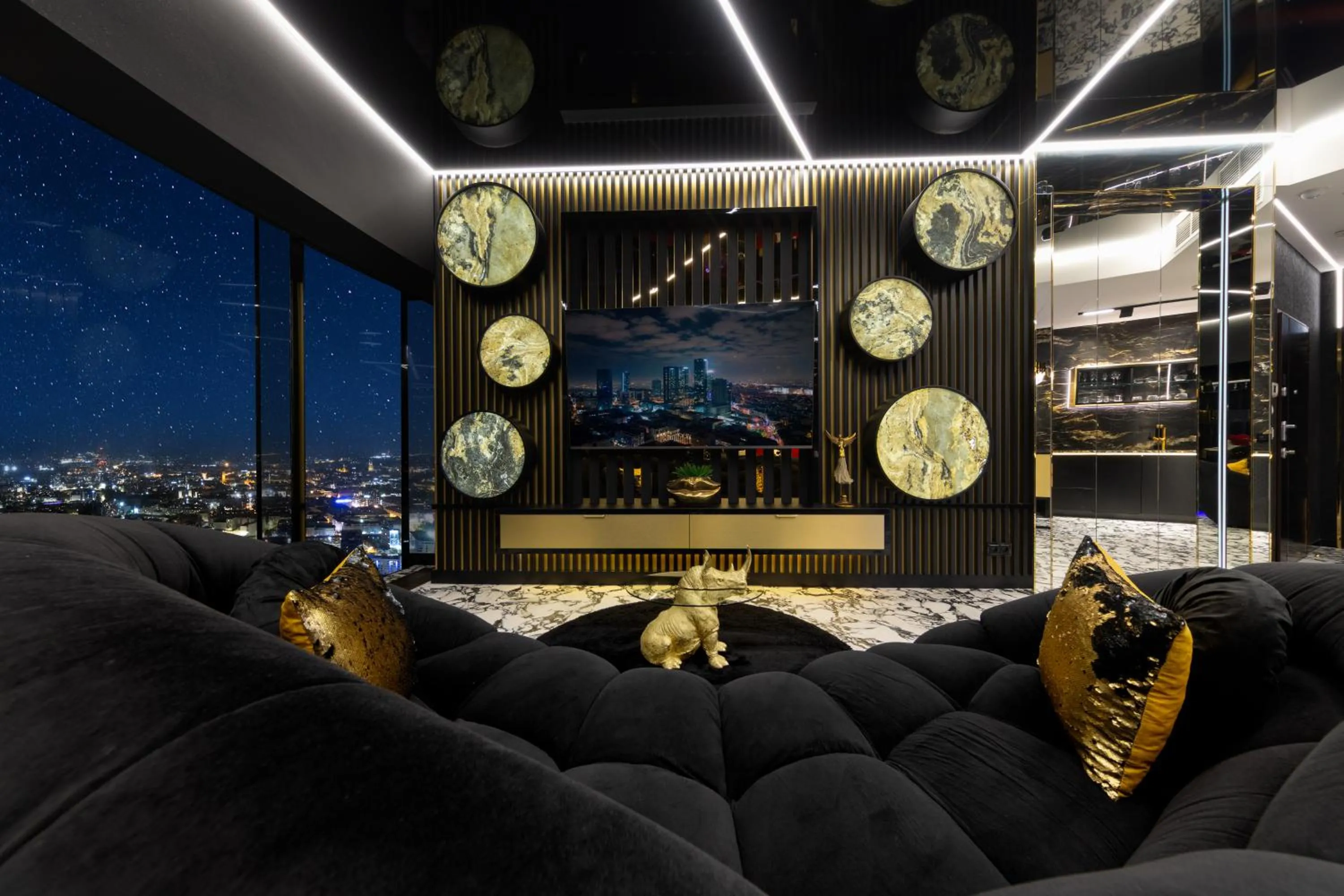 Night in Apartamenty Sky Tower z Jakuzzi Przy Oknie by BQQK