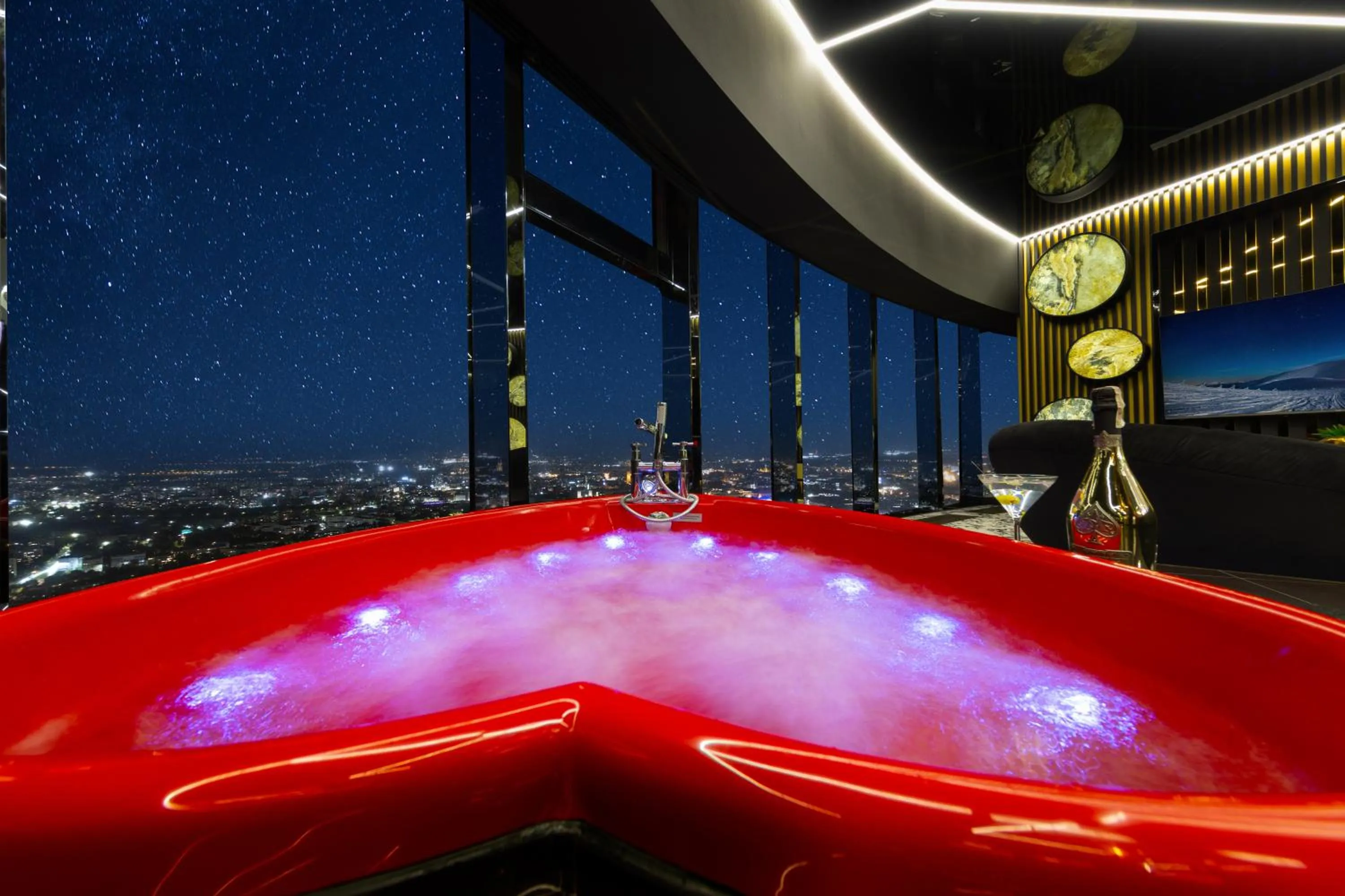 Night in Apartamenty Sky Tower z Jakuzzi Przy Oknie by BQQK