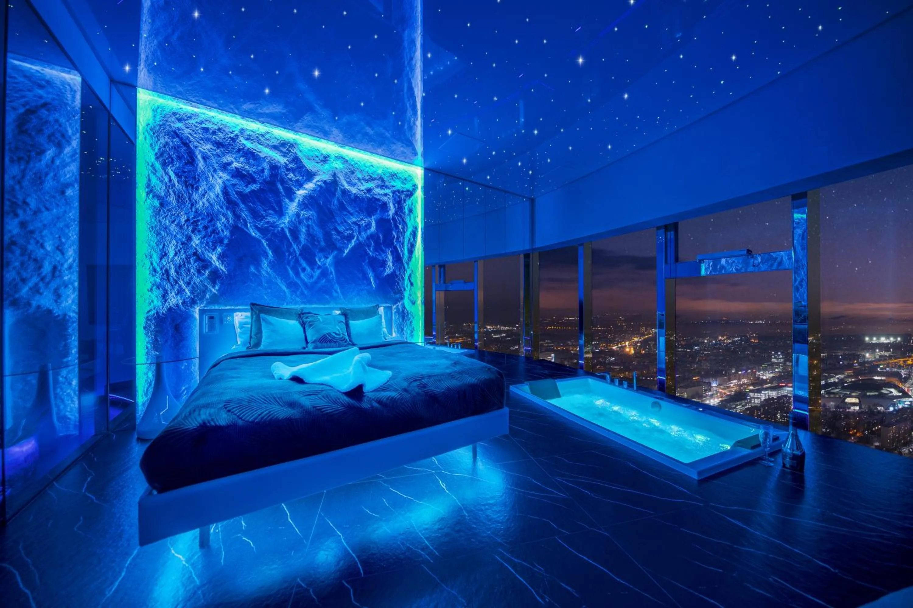 Bed in Apartamenty Sky Tower z Jakuzzi Przy Oknie by BQQK