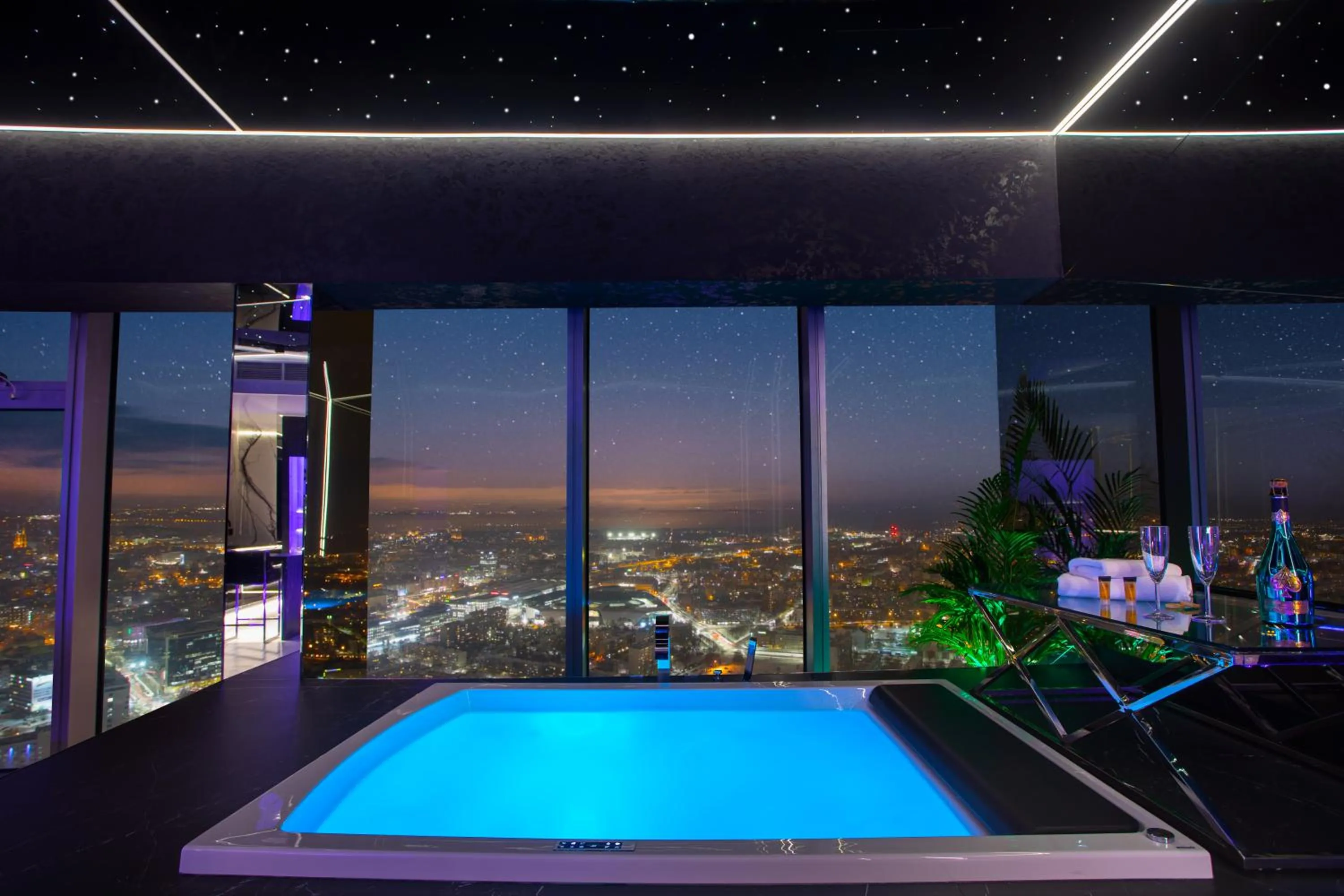 Hot Tub in Apartamenty Sky Tower z Jakuzzi Przy Oknie by BQQK